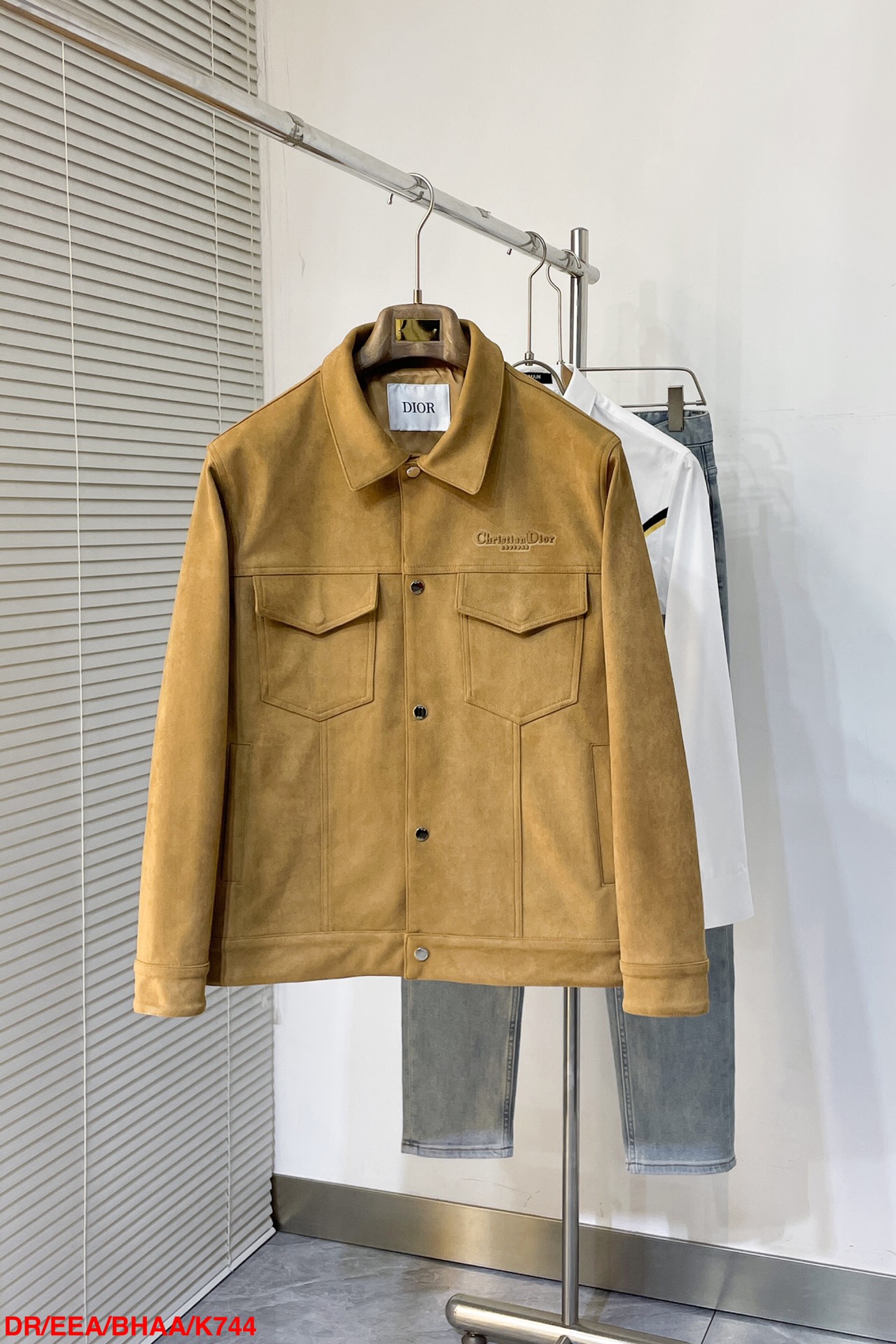 NO:128706,K744 DRDior 25SS latest CD letter embossed pattern suede, men's high-end urban fashion lapel. Private channel goods are coming again, platinum-grade tasting things. CD family hot elements portray, smooth and delicate suede fabric, a wonderful item with an outstanding temperament!  All the god-level items that are eclipsed!  When I encounter such an excellent product, I am willing to call it the strongest!  The style of this shirt is very distinctive and unique, with lettering webbing details, engraved metal snap buckles, and the lining is designed with dark-patterned jacquard letter patterns, highlighting the fashionable atmosphere, emphasizing the classic soul texture, highlighting the beauty of luxury and fashion. This style really has a natural high street beauty, meeting all your outfit needs, allowing you to look down on the whole world with trends!  The smooth and delicate suede fabric is crisp and comfortable, with soft texture. The simple lines are easy to wear with a decent and elegant texture. The suede texture has a retro feel and a strong autumn and winter atmosphere. The rich but not ostentatious easily shows affinity and high-end feeling. Heavy texture, exquisite details, loose and stylish, full of silhouette and layering. The style is excellent, the upper body effect is unparalleled, and it is destined to be an excellent styling item that goes out, with a great return rate. Size M-2XL is complete with three standards, dior, dior, chamois leather, alexander wang19860909K744 DRDior 25SS最新款CD字母压纹图案麂皮绒,男士高端都市风尚翻领.私密性质的渠道货再次来临,白金级品鉴心水之物.CD家族热元素刻画,顺滑细腻的麂皮绒面料,一款气质绝伦的妙曼单品！让所有都黯然失色的神级单品！ 遇到一款如此的绝佳产物,我愿意称之其为最强！此款衬衣的风格十分之鲜明独特,字母织带细节,刻字金属按扣开合,内衬采用暗纹提花字母图案设计,彰显时髦气息,着重强调经典的灵魂质感,凸显奢华时尚之美.此款真的有着浑然天成的高街美感,满足你的一切穿搭所需,让你用潮流俯视整个世界！ 顺滑细腻的麂皮绒面料,挺括舒适,质地柔软,简洁的线条廓形容易穿出得体优雅的质感,麂皮绒质地具有复古感和浓浓秋冬气息的颜色,浓郁却不张扬的轻松就展现出了的亲和力和高级感.重磅质感,细节精致感十足,宽松有范,廓形、层次感十足.版型绝佳,上身效果无与伦比,注定属于出街的优秀造型单品,回头率爆表. 尺码M-2XL 三标齐全,,dior,dior,chamois leather,alexander wang,Men's clothing