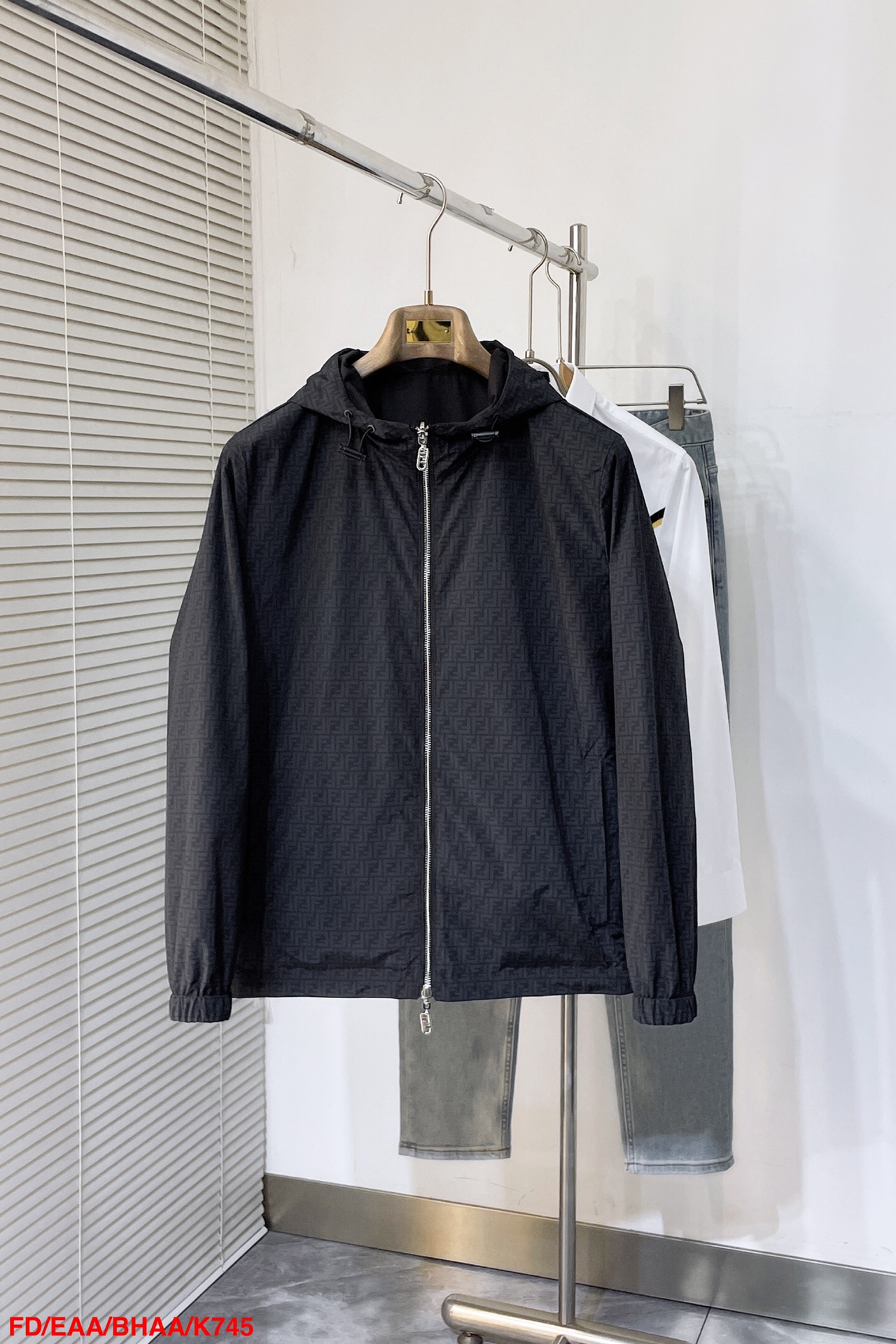 NO:128712,K745 FDFENDi Snake Year Limited Eyes Monster Black Hooded Zipper 25 New Style Three-dimensional loose style, fashionable and stylish, and very slim and slim. Whether it is Spring and Autumn outfit or used for concave shapes, they are very nice. High-tech fabric, windproof and waterproof, breathable and UV rays. The fabric has good sun protection function, can block UV rays well and protect the skin from UV rays. Suitable for outdoor travel. Size M-2XL, complete three standards, double-sided wear, fendi,hats,alexander wang19860909K745 FDFENDi 蛇年限定Eyes小怪兽黑色连帽拉链25新款 立体裁剪的宽松版型,时髦有型的同时又非常修身显瘦～不管是春秋做为穿搭,还是平时用以凹造型都非常nice 高科技面料,防风防水 透气防紫外线,面料具有良好的防晒功能,能够很好的阻挡紫外线,保护肌肤不受紫外线侵袭 适合户外旅行 尺码M-2XL 三标齐全 双面穿,,fendi,hats,alexander wang,Men's clothing