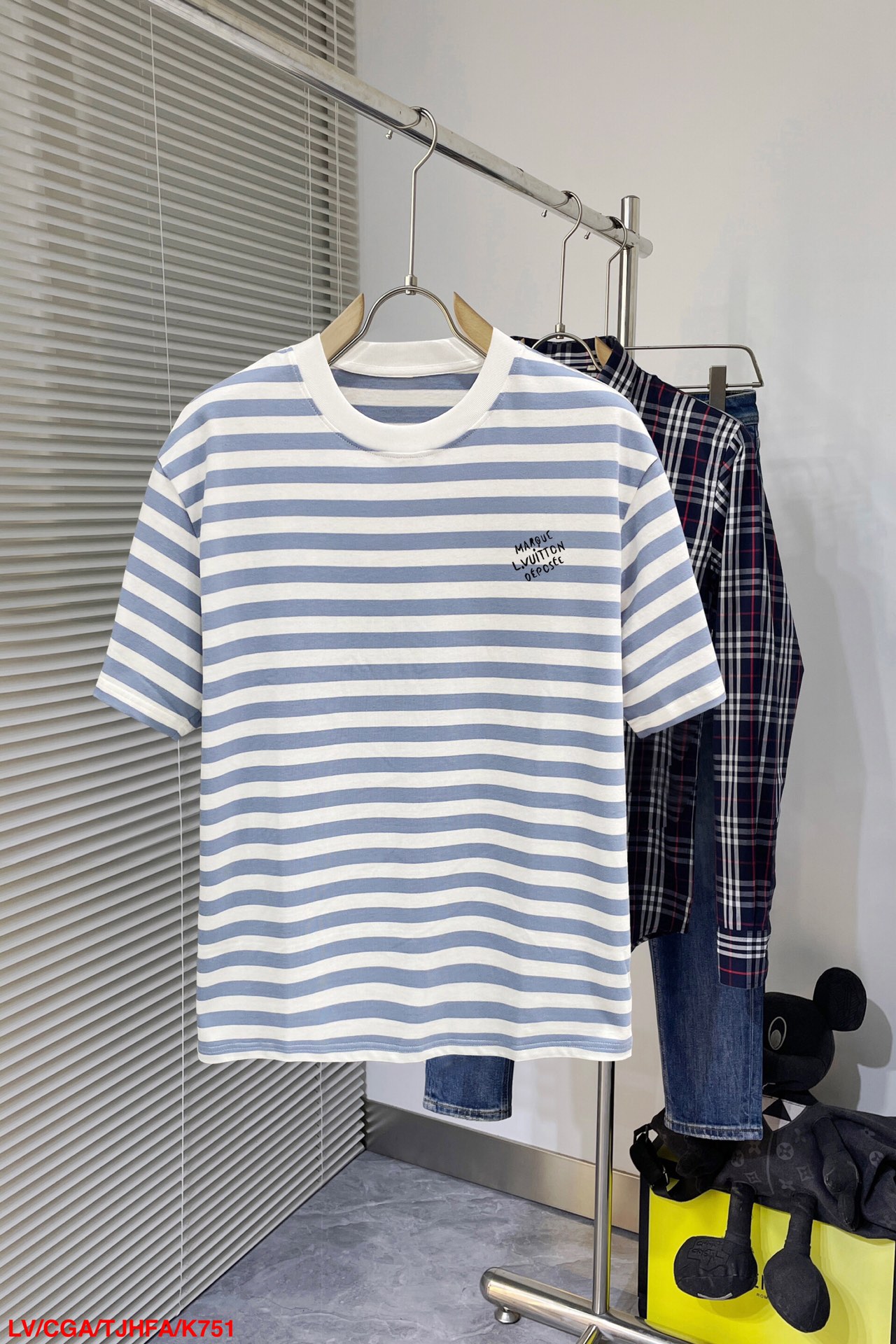 NO:128677,K751 LV Louis Vuitton 25 official website is released simultaneously. European and American trends. Washing layering process. Washing pure cotton fabric. Striped lines. Improve grade. Soft, comfortable and delicate. Improve grade. The loose style makes the appearance more elegant. M-3XL (order to provide height and weight),,louis vuitton,louis vuitton,alexander wang19860909K751 LV 路易威登 25官网同步发售 欧美流行趋势 洗水分层工艺 洗水纯棉面料 条纹线条搭配 提升档次 柔软舒适细腻 提升档次 宽松版型更显气质.M-3XL（下单提供身高体重）,,louis vuitton,louis vuitton,alexander wang,Men's clothing