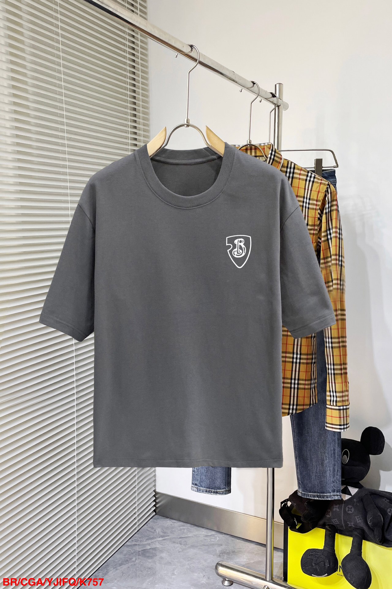 NO:128689,K757 BR Burberry 25 official website is released simultaneously. European and American trends. Washing layering process. Washing pure cotton fabric. Soft, comfortable and delicate. Large print. Improve grade. The loose style makes the appearance more elegant. M-2XL (order to provide height and weight),,burberry,alexander wang19860909K757 BR 巴宝莉 25官网同步发售 欧美流行趋势 洗水分层工艺 洗水纯棉面料 柔软舒适细腻 大幅印花 提升档次 宽松版型更显气质.M-2XL（下单提供身高体重）,,burberry,alexander wang,Men's clothing