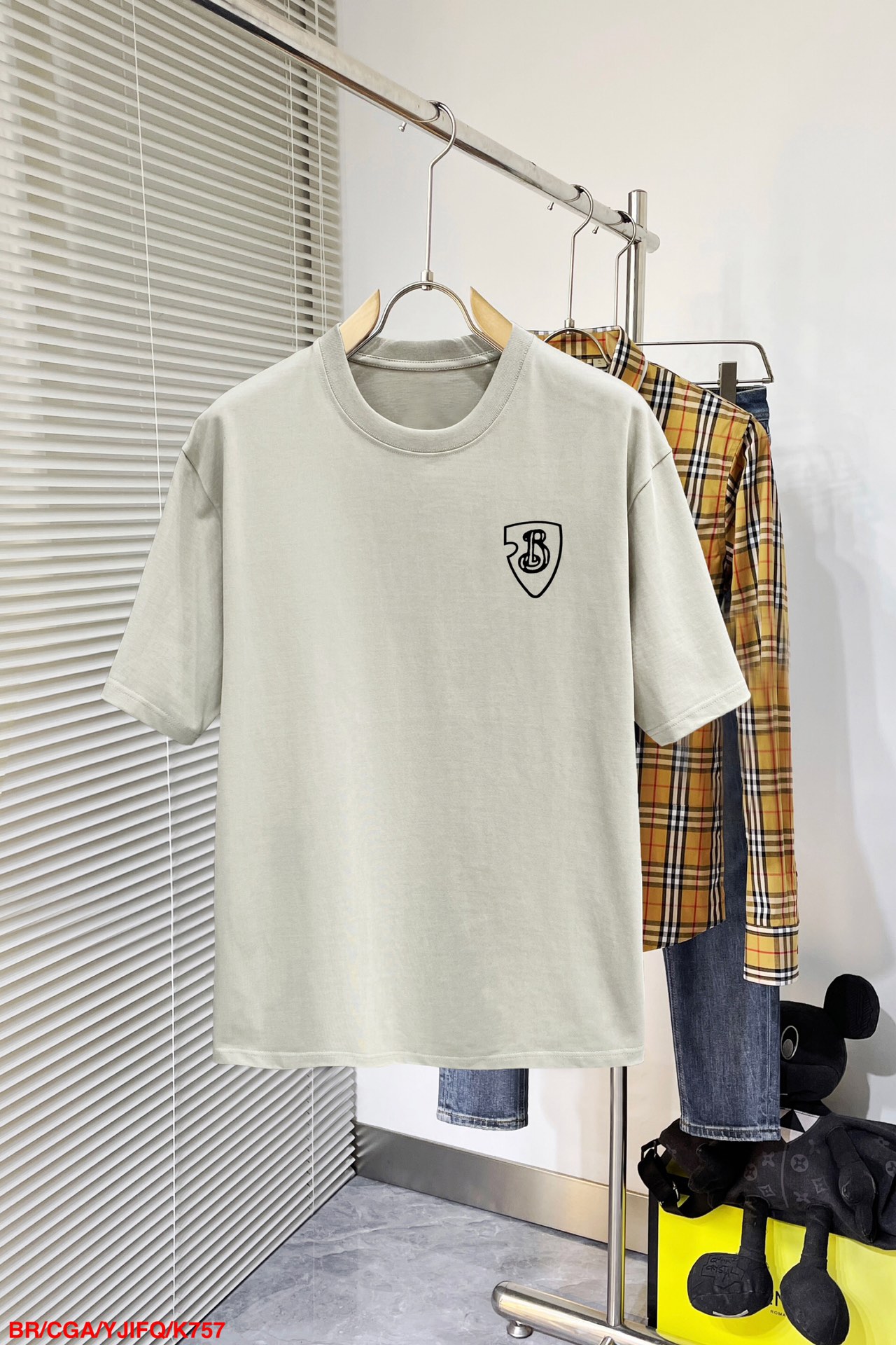 NO:128681,K757 Burberry 25 official website is released simultaneously. European and American trends. Washing layering process. Washing pure cotton fabric. Soft, comfortable and delicate. Large print. Improve grade. The loose style makes the appearance more elegant. M-2XL (order to provide height and weight), burberry, alexander wang19860909K757 巴宝莉 25官网同步发售 欧美流行趋势 洗水分层工艺 洗水纯棉面料 柔软舒适细腻 大幅印花 提升档次 宽松版型更显气质.M-2XL（下单提供身高体重）,,burberry,alexander wang,Men's clothing