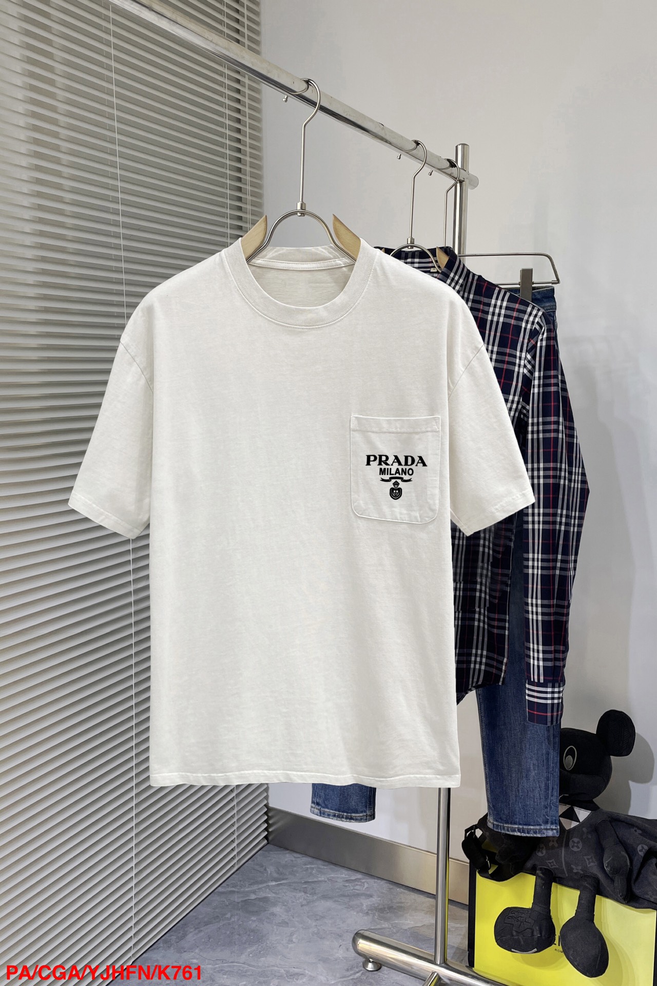 NO:128674,K762 PA Prada 25 official website is released simultaneously. European and American trends. Washing layering process. Washing pure cotton fabric. Improve grade. Soft, comfortable and delicate. Pocket embellishment. Small print. Improve grade. Loose style makes it more elegant. Size M-2XL (height and weight are provided by orders),,prada,alexander wang19860909K762 PA 普拉达 25官网同步发售 欧美流行趋势 洗水分层工艺 洗水纯棉面料 提升档次 柔软舒适细腻 口袋点缀 小幅印花 提升档次 宽松版型更显气质.尺码M-2XL（下单提供身高体重）,,prada,alexander wang,Men's clothing