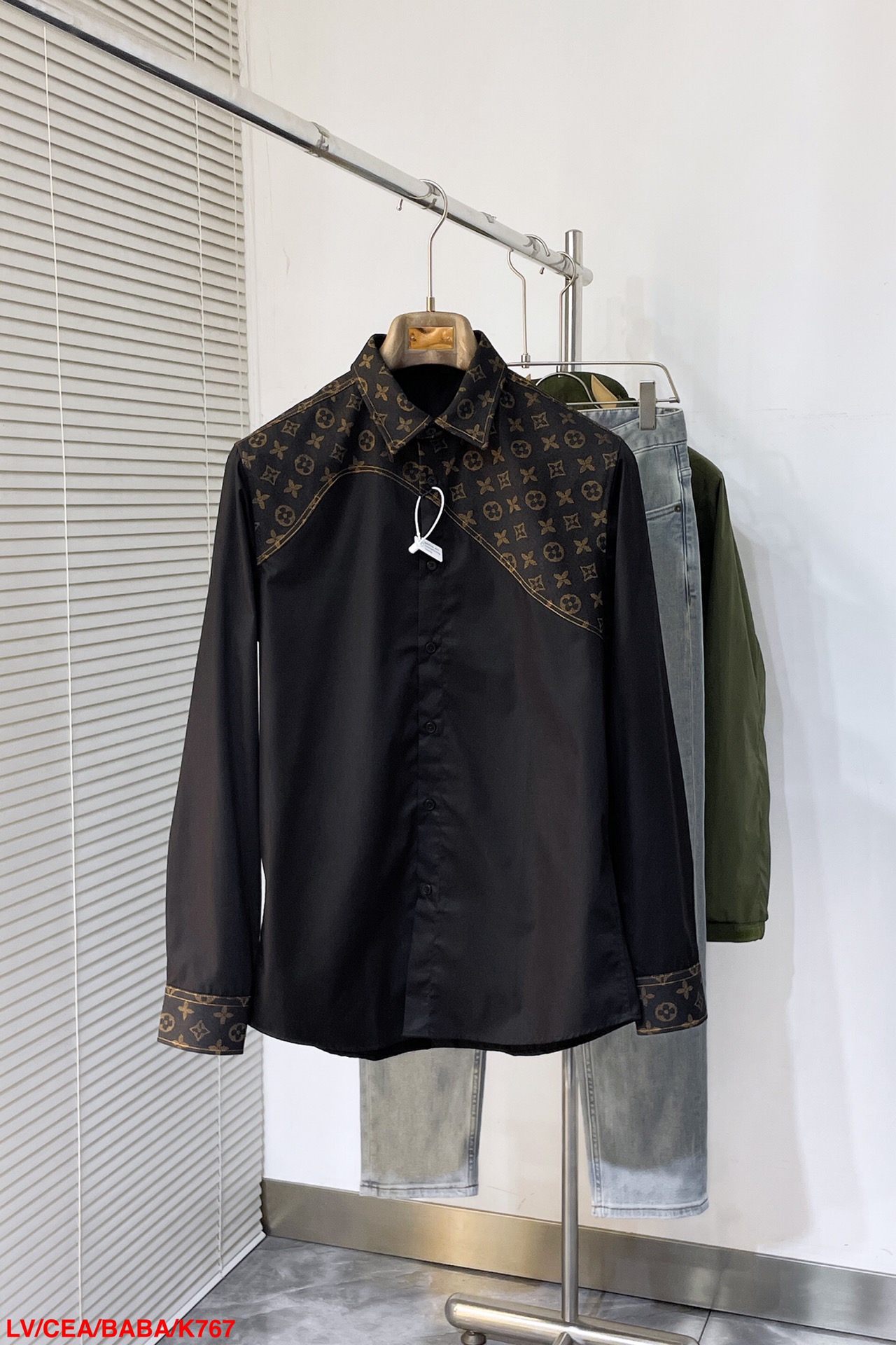 NO:128721,K767 LV Louis Vuitton 25ss old-fashioned splicing denim shirt This style is from the 2025 show, integrating Monogram flowers into the complex splicing of the upper part. Western style Yuke and bordered pockets reveal an elegant atmosphere, and stick to the back. The shell effect buttons are highlighted and can inject a delicate style into the shape. Size M-3XL is complete with three standards,,louis vuitton,louis vuitton,shirts,alexander wang19860909K767 LV路易威登 25ss老花拼接牛仔衬衫 本款出自 2025秀场,为上部的繁复拼接融入 Monogram 花卉.西部风格育克和镶边口袋流露典雅气息,贴饰栖身背后.贝壳效果纽扣点睛细节,可为造型注入考究格调.尺码M-3XL 三标齐全,,louis vuitton,louis vuitton,shirts,alexander wang,Men's clothing