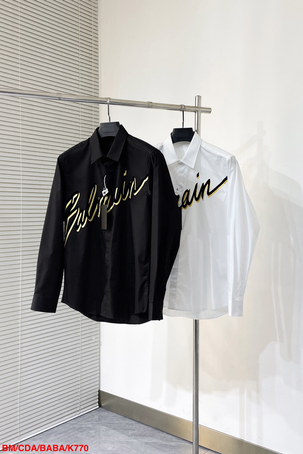 NO:128727,K770 BM Balmain 2025 new long-sleeved shirt creates a sense of fashion art, three-dimensional tailoring and slim fit, the upper body effect is very handsome, slightly highlights the taste, the overall details can be compared, the effect is very stylish, the size M-3XL is complete with three standards, balmain, shirts, alexander wang19860909K770 BM巴尔曼 2025新款长袖衬衫 打造时装艺术感,立体剪裁修身版型,上身效果很帅气,微彰显品位,整体细节可以对比、效果非常有型尺码M-3XL 三标齐全,,balmain,shirts,alexander wang,Men's clothing