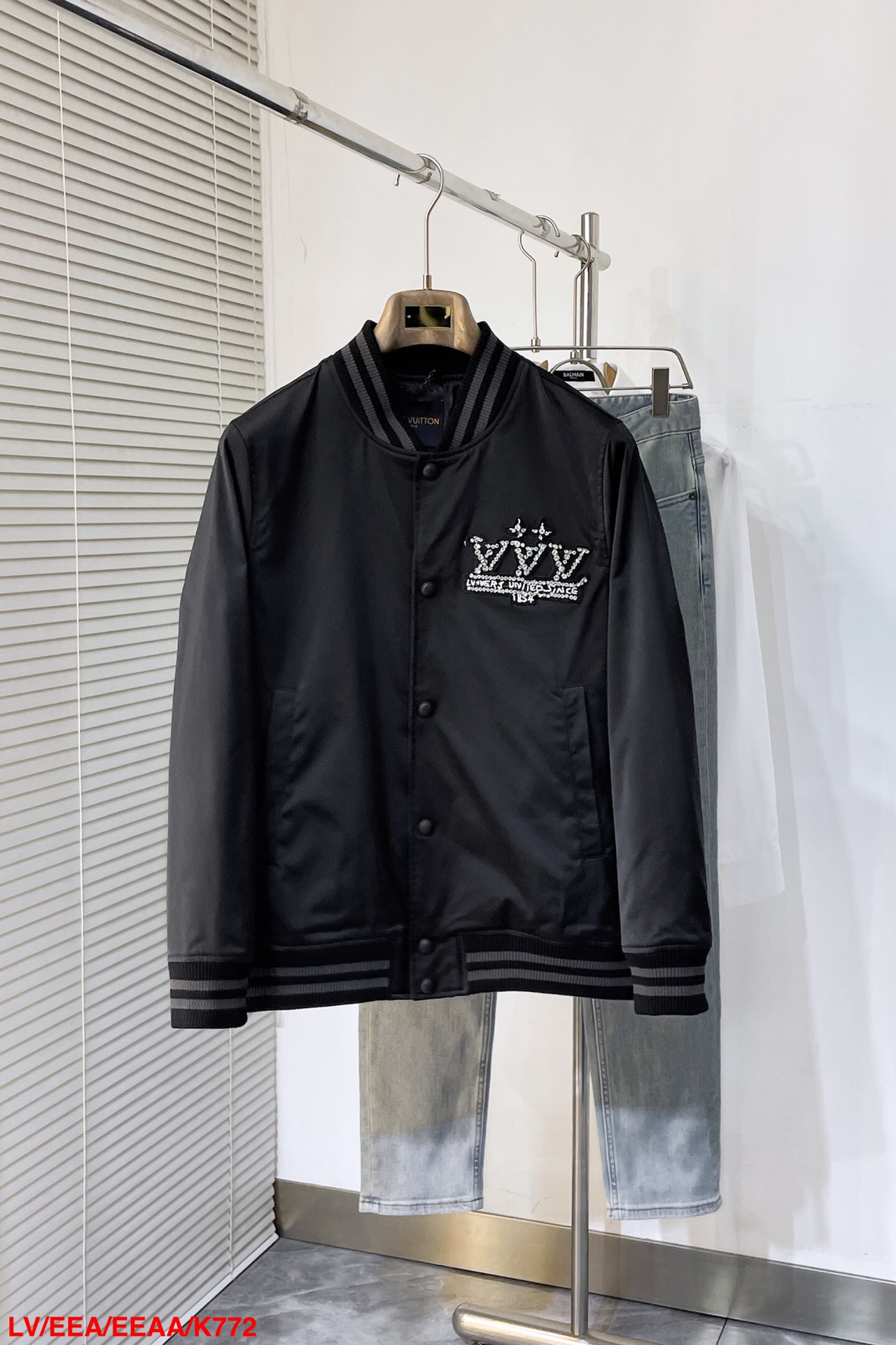 NO:128709,K772 LV Louis Vuitton 2025SS Spring new short loose baseball suit jacket jacket for men and women, couples wear, couples' flight suit jacket jacket 1 double-sided customized fabric, draped, wrinkle-resistant and high-end feeling, the upper body is very soft and comfortable, wear one outfit, top luxury blessed, three-dimensional and stylish!  2 It is very youthful and youthful and energetic, and can be easily controlled by both men and women, which is very consistent with the current fashion aesthetic concepts of young people!  3 full set of customized auxiliary materials, complete three standards, same style for men and women. Size M-2XL,,louis vuitton,louis vuitton,jackets & coats,jackets & coats,alexander wang19860909K772 LV路易威登 2025SS春季新款短款宽松型棒球服夹克外套男女同款情侣装 情侣款飞行服夹克外套 1双面定制面料 垂感 抗皱高级感十足,上身非常柔软舒适,一衣双穿 顶级奢侈品加持 上身立体有型！ 2非常富有年轻感与青春活力范儿,男女都可轻松驾驭,非常符合当下年轻人的时尚审美观念！ 3 全套定制辅料,三标齐全、男女同款 尺码M-2XL,,louis vuitton,louis vuitton,jackets & coats,jackets & coats,alexander wang,Men's clothing