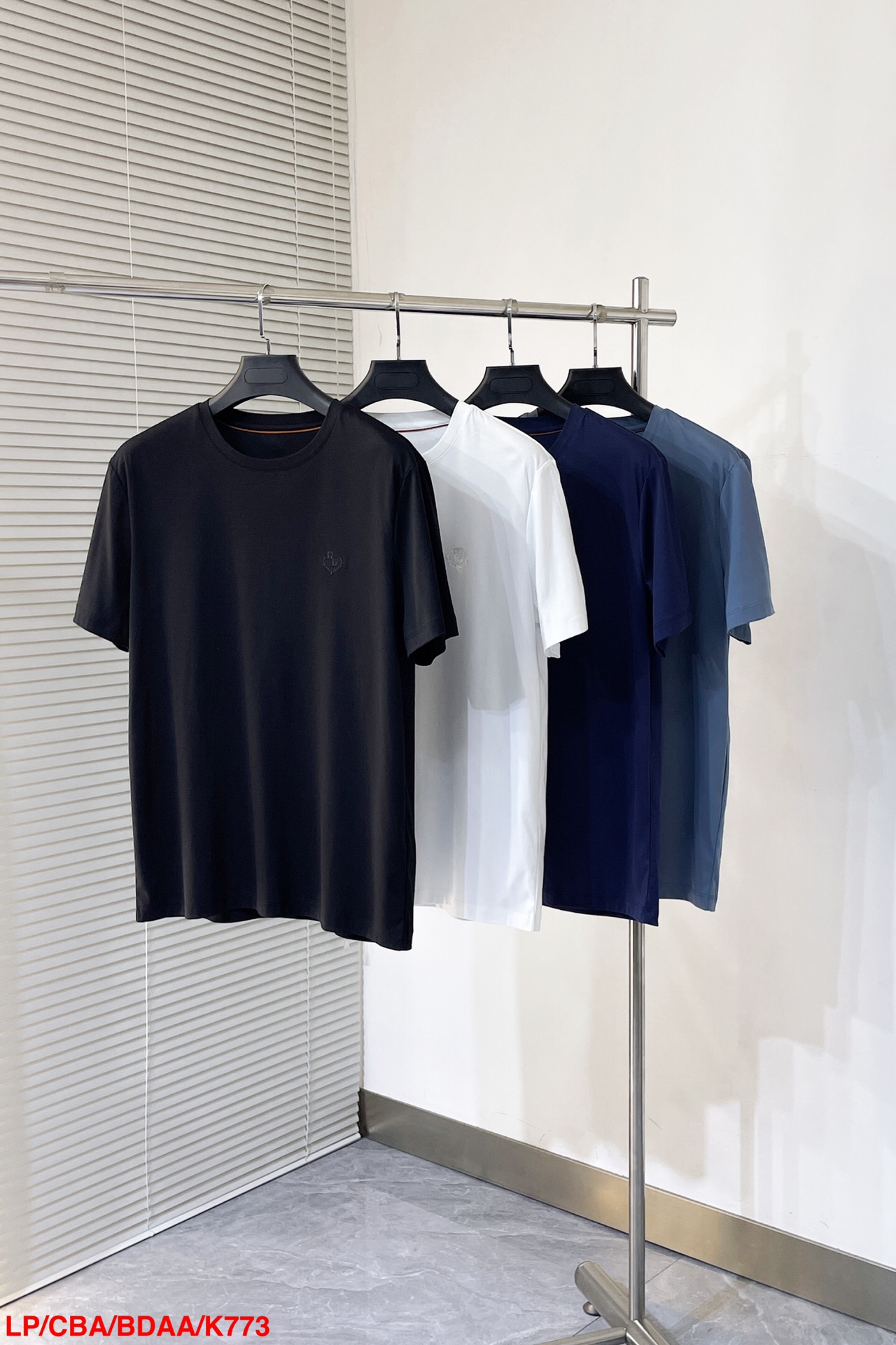 NO:128694,K773 LPLor Piana 合合合合, 2025ss Old Qianfeng Easy Wear Series Choose this one if you have high requirements for fabrics and styles. Please compare the shopping malls with wardrobe essentials. Classic basic round neck short-sleeved T-shirt. The fabric uses imported high-string mercerized cotton. The ribbed structure has a breathability much higher than traditional plain patterns. The dryness and breathability of the strong twisted yarn is much higher than that of traditional thread-drying technology. While bringing comfort, you can experience the functionality and breathability that only top brands can have. Therefore, the dryness and breathability of this T-shirt is D-grade. The surface of the fabric has a subtle texture and a warm luster. It is very high-end and quite textured!  Size M-3XL, loro piana, T-shirt,tees, t-shirt,alexander wang19860909K773 LPLor Piana 诺悠翩雅、2025ss老钱风易穿搭系列 对于面料 与版型 细节有极高要求的选这款.入手随意对比商场 衣橱必备 经典基础款圆领短袖T恤 面料采用进口高支丝光欧棉,罗纹组织结构的透气性远高于传统的平纹,强捻纱线的干爽感透气度又是远高于传统并线工艺,带来舒适度的同时,让你体会顶级品牌才能有的功能性和透气感,所以这款T恤的干爽透气舒适度都是D级的 面料的表面有细微的纹理感 又有着温润的光泽 很高档颇具质感！ 尺码M-3XL,,loro piana,T-shirt,tees，t-shirt,alexander wang,Men's clothing