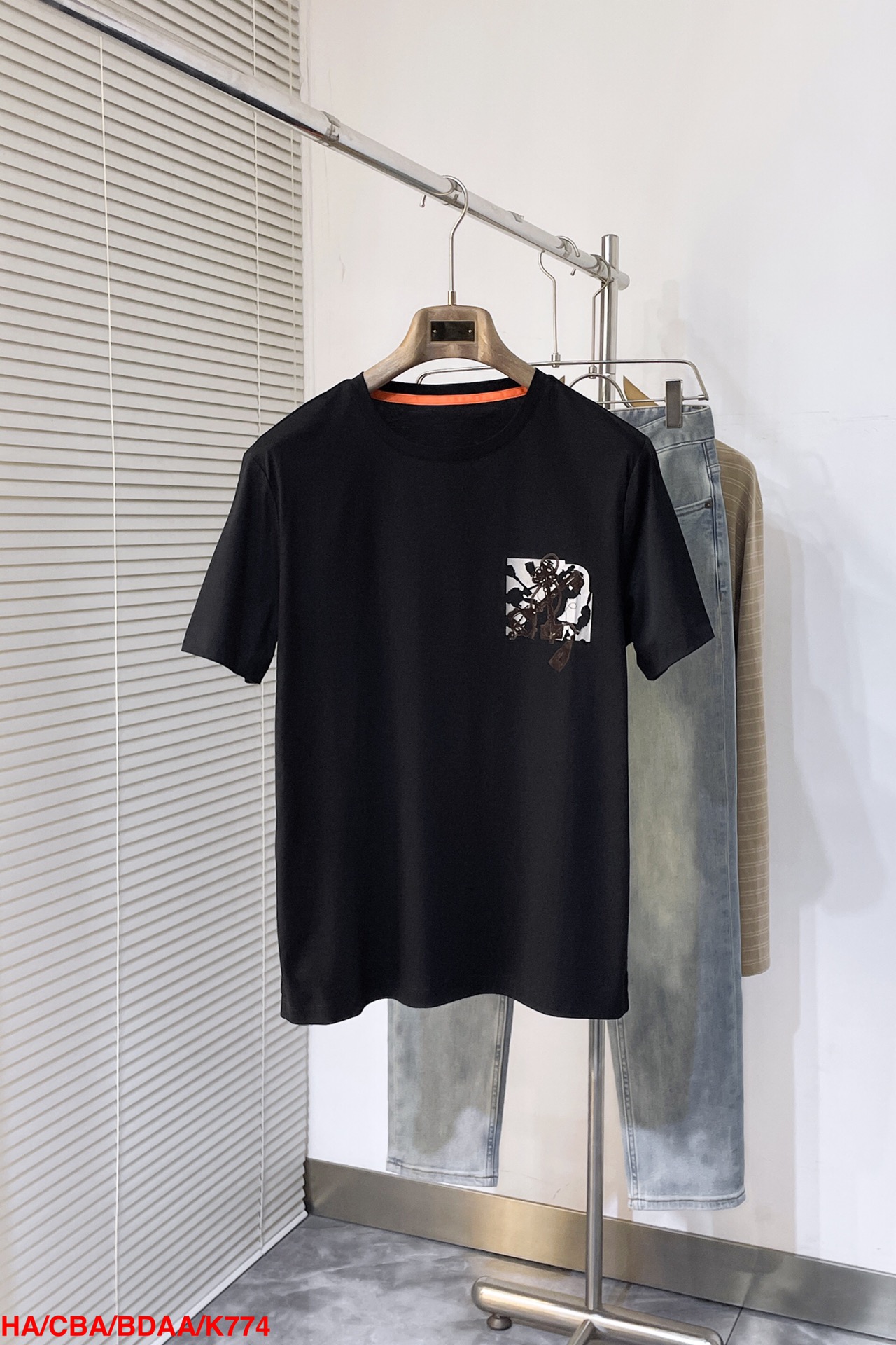 NO:130509,K774 HA Hermes 2025 spring and summer, the latest graphic round neck short-sleeved T-shirt, classic basic style every year, practical and versatile style, the latest theme embellishment on the chest, presented with flock printing, making the theme concave and convex and convex texture, high-end and rich details, and the combination of tailoring, slits on both sides, the neckline slightly fits the neck, the upper body is fashionable and textured, and the quality is single. Before cutting, the fabric is strictly followed by the standard of 5 washes before dyeing, and the shrinkage rate is controlled within 2. The slightly loose tailoring meets the simple needs of commuters for dressing. The upper body is very effective, slim and not picky. The fabric is made of high-stretched mercerized cotton!  The surface is shiny, the upper body is comfortable and smooth, the fabric is made... Impossible, good craftsmanship and good fabrics can make you look good. Size M-3XL, hermes, T-shirt,tees, t-shirt,alexander wang19860909K774 HA爱马仕 2025春夏,最新图型圆领短袖T恤衫,年年经典基础款 实穿百搭款式 胸口最新的主题点缀 以植绒印花的工艺呈现 让主题凹凸有质 高档的同时有着丰富层次的细节质感 合体的剪裁 两侧开叉 领口微微贴合颈部 上身时尚而有质感 品质单,面料在裁剪前,严格按照染 色前5次洗水的标准 , 将缩水率控制在 2之内,略宽松的剪裁,满足通勤人们对于着装的简约需求,上身效果很 好, 显瘦,不挑剔 身材.面料采用高支丝光棉！表面富有光泽,上身舒适顺滑,面料做工.... 无可 挑剔, 好工艺好面料才能穿出好品味一款 尺码M-3XL,,hermes,T-shirt,tees，t-shirt,alexander wang,Men's clothing