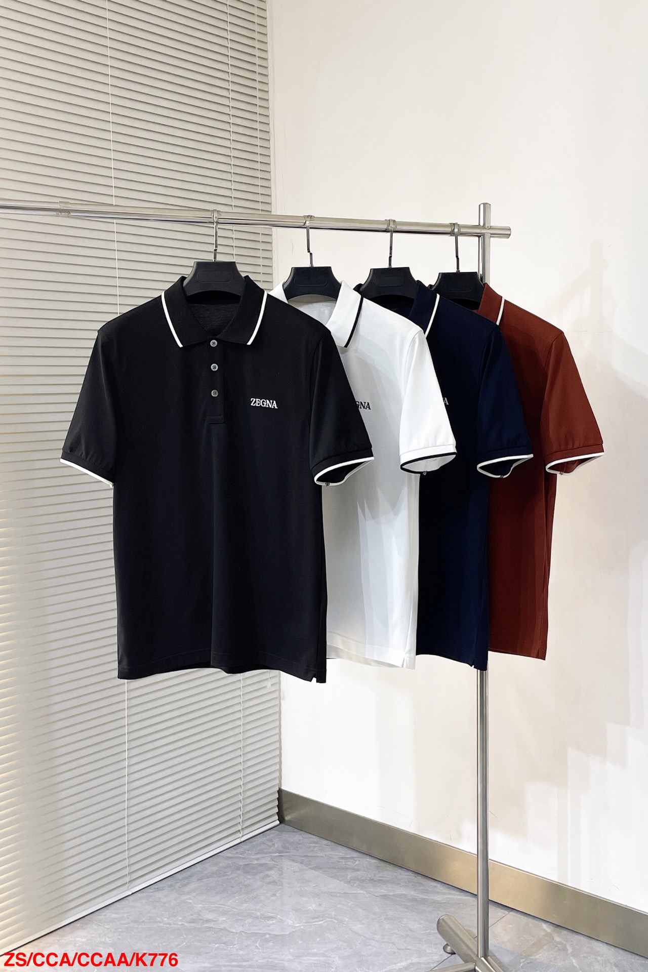 NO:128686,K776 ZS Jenia 2025 Spring and Summer Classic Business and Casual Men's Short-sleeved POLO Shirt. Classic and versatile. A must-have style for the wardrobe. Three-button lapel style. Embroidered chest with tight letter embroidery. Contrasted collar and cuffs make the whole look younger and more fashionable. The light business and casual design allows you to easily control different occasions. The combination style, the fabric is made of all-cotton Judy material, with a warm and shiny surface. It is high-end and comfortable, skin-friendly, breathable, and is very practical for commuting and leisure. Full-quality order. Size M-3XL, zegna, T-shirt, alexander wang19860909K776 ZS杰尼亚 2025春夏 年年经典 商务休闲男士短袖POLO衫. 经典百搭.衣橱必备的款式 三粒扣翻领款式 胸口紧密字母刺绣点缀 领口袖口条纹撞色 让整体更显年轻时尚 让整体更加挺拔有型 轻商务休闲设计 让您轻松驾驭不同场合. 合体的版型,面料采用全棉细朱迪材质,表面有着温润的光泽感 上身高档的同时 舒适,亲肤,透气好,平时通勤休闲都很实穿的一款 全品相订单 尺码M-3XL,,zegna,T-shirt,alexander wang,Men's clothing