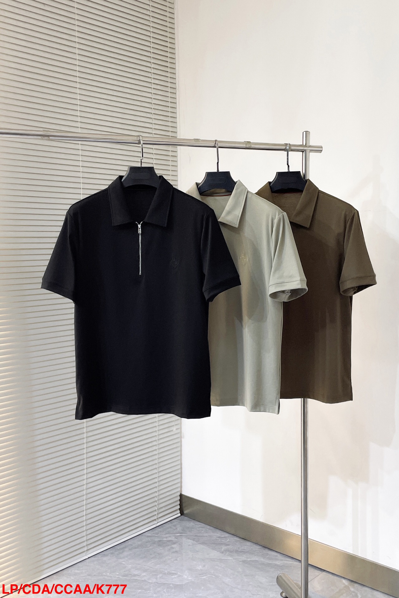 NO:130505,K777 LPLoro Piana likes the old style of the old money highly recommends business and leisure. Tianshi cotton and linen zipper placket lapel short-sleeved POLO shirt. Breaking button-style conventional design. This zipper placket is more visually high-end. Chest logo embroidery. Hem slit. Italian tailoring. The hem is slightly loose. The hem is more inclusive. The upper body is comfortable and unrestrained. The fabric is made of customer-made tile cotton and linen blend. It has a better skin-friendly feeling than the pure cotton upper body. Breathable. The surface of the fabric has a warm and shiny feeling. High-end and texture. Size M-3XL,,loro pigana,loro pigana,T-shirt,alexander wang.19860909K777 LPLoro Piana喜欢老钱风的强烈推荐商务休闲 天丝棉麻拉链门襟翻领短袖POLO衫 打破纽扣式常规设计 这款采用拉链门襟视觉上更显高档高级感 胸口标志刺绣 下摆开叉 意式剪裁 胸口合体下摆略微宽松剪裁 对身材的包容性更好 上身舒适而无束缚感 面料采用 客供订织的天丝棉麻混纺材质 比起纯棉上身有着更好的亲肤感 与透气性 面料表层有温润的光泽感 高档而显质感 尺码M-3XL,,loro piana,loro piana,T-shirt,alexander wang,Men's clothing