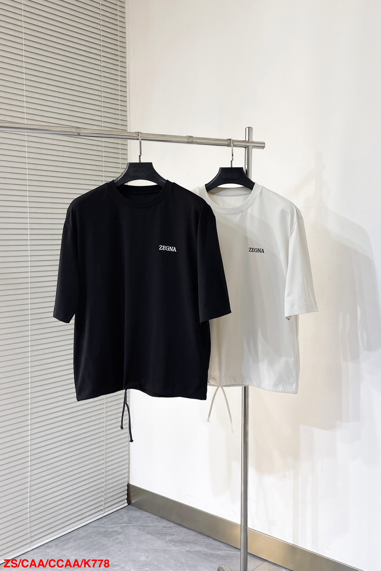 NO:128696,K778 ZS Jenia Spring and Summer 2025 Drawstring waist design slightly wide round neck T-shirt Logo letter embroidery design Adjustable Drawstring hem design Very characteristic Elastic adjustment can match the needs of large space The upper body can experience the theme brings youthful and fashionable feeling Slightly wide cut, the neckline slightly fits the neck, making the overall upper body look younger and fashionable. Before cutting, the fabric is strictly followed by the 5 washes before dyeing, and the shrinkage rate is controlled within 2. The fabric adopts a customer-supply high-weight pure cotton texture, with a warm and shiny surface, which makes the upper body comfortable and smooth, and looks high-end. Skin-friendly, breathable, and has a very crisp feeling Size M-3XL,,zegna,tees, t-shirt,alexander wang19860909K778 ZS杰尼亚 2025春夏 抽绳束腰设计款微阔型圆领T恤衫 标志字母刺绣设计 可 调节的抽绳下摆的设计 很有特点 松紧调节能大空间的搭配需求 上身就能体会主题带来年轻与时尚感 微阔的剪裁,领口微微贴合颈部,让整体上身更显年轻时尚 ,面料在裁剪前,严格按照染色前5次 洗水的标准, 将缩水率控制在2内, 面料采用客供定织高克重纯棉质地,表面有着温润的光泽感,上身舒适顺滑,显高档 亲肤 透气,又有很好挺括感 尺码M-3XL,,zegna,tees，t-shirt,alexander wang,Men's clothing