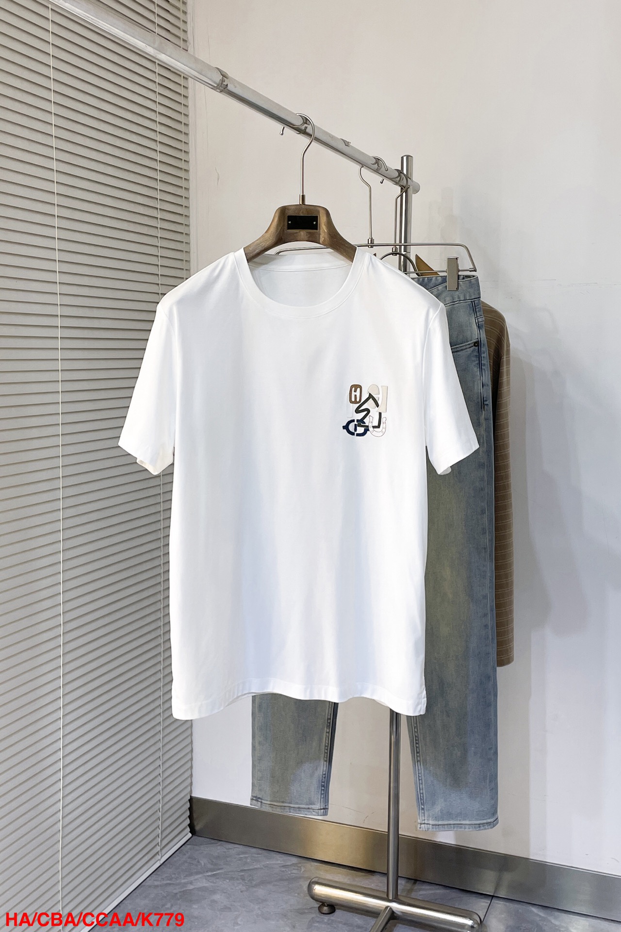 NO:128688,K779 HA Hermes Spring and Summer 2025 New products on sale!  H Puzzle leather embroidered round neck short-sleeved T-shirt, classic every year, lamb leather embroidered embroidered design, rich and layered details and textured, the integrated tailoring, the neckline slightly fits the neck, the upper body is fashionable and textured, the quality is single, before cutting, the fabric is strictly followed by the standard of 5 washes before dyeing, and the shrinkage rate is controlled within 2. The slightly loose tailoring meets the simple needs of commuters for dressing. The upper body effect is very good, it looks slim and not picky. The fabric is made of high-stretched mercerized cotton!  The surface is shiny, the upper body is comfortable and smooth, the fabric is crafted... Impossible, good craftsmanship can only make you look good. M size shoulder width 46 bust 100 clothes 67 sleeves 21; L size shoulder width 47 bust 104 clothes 68 sleeves 22; XL size shoulder width 48 bust 108 clothes 69 sleeves 22.5; XXL size shoulder width 49 bust 112 bust 70 sleeves 23; 3XL size shoulder width 50 bust 116 clothes 71 sleeves 23.5; Size M-3XL,, hermes, T-shirt,tees, t-shirt,alexander wang19860909K779 HA爱马仕 2025春夏 新品在售！H Puzzle 皮绣点缀圆领短袖T恤衫,年年经典 羊羔皮绣点缀设计,丰富而有层次的细节质感 合体的剪裁 领口微微贴合颈部 上身时尚而有质感 品质单,面料在裁剪前,严格按照染 色前5次洗水的标准 , 将缩水率控制在 2之内,略宽松的剪裁,满足通勤人们对于着装的简约需求,上身效果很 好, 显瘦,不挑剔 身材.面料采用高支丝光棉！表面富有光泽,上身舒适顺滑,面料做工.... 无可 挑剔, 好工艺好面料才能穿出好品味一款 M码肩宽46胸围100衣长67袖长21； L码肩宽47胸围104衣长68袖长22； XL码肩宽48胸围108衣长69袖长22.5； XXL码肩宽49胸围112胸长70袖长23； 3XL码肩宽50胸围116衣长71袖长23.5；尺码M-3XL,,hermes,T-shirt,tees，t-shirt,alexander wang,Men's clothing