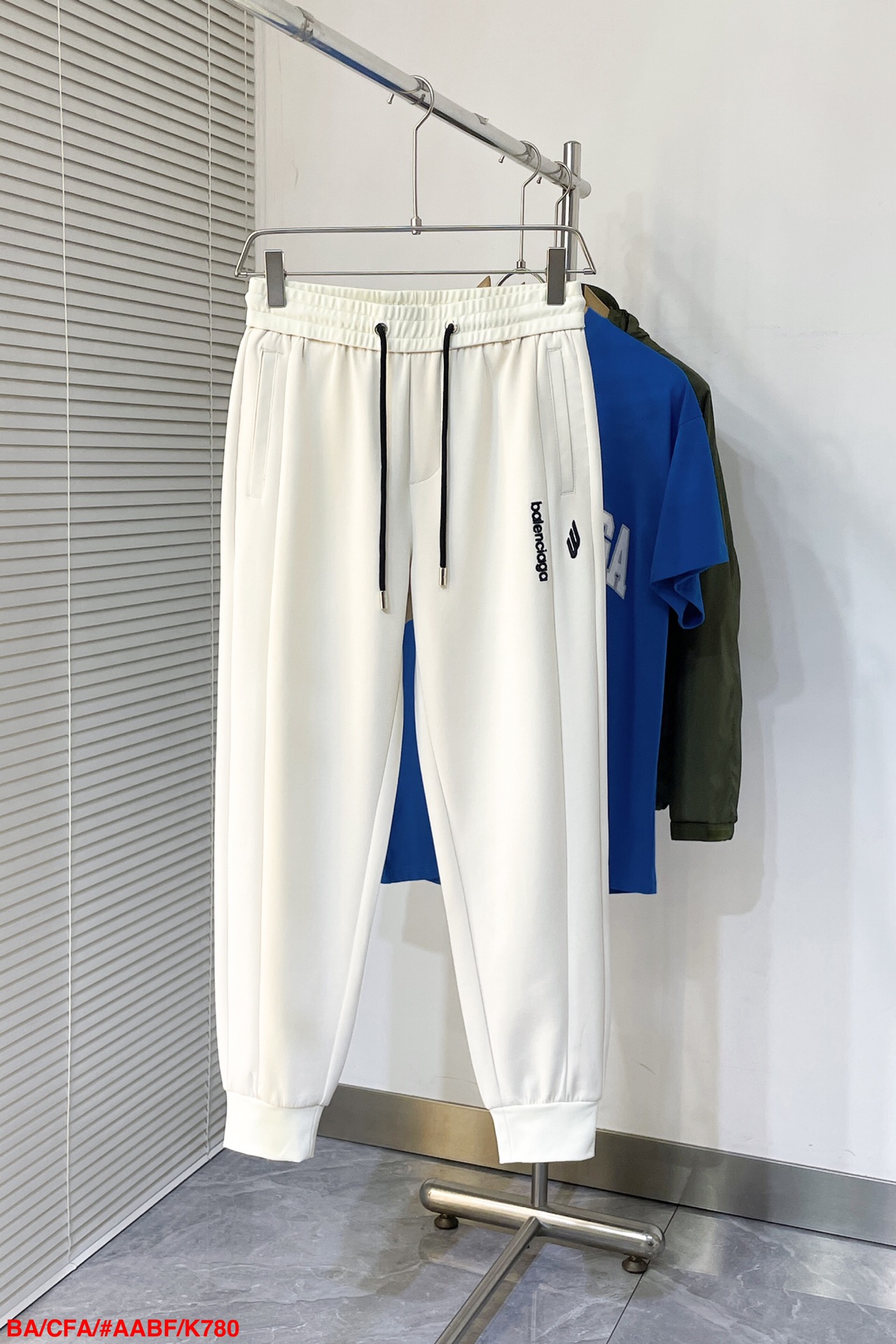 NO:130511,K780 BABalenciaga air-layer cotton fabric spring and summer leisure, a new interpretation of aesthetics, interpreting a rich style of style and fashion, with a strong sense of detail and design. The classic brand logo is used as a color combination to interpret the classic brand fashion, adding luster to the overall shape. Imported fabrics are light and refreshing, soft and comfortable. The inner woven surface is flat and breathable, simple and unique charm.  25 spring and summer new casual and fashionable style, this model uses a big brand design to create a fashionable and trendy style, with exquisite details and excellent quality. The pants are decorated with iconic brand logos, highlighting the brand style, and creating fashionable and diverse styles. The imported fabric is carefully crafted, soft and comfortable, and skin-friendly and warm. It is a very comfortable model for both home and going out. You can go out by just a little bit. Size M-3XL, balenciaga, alexander wang19860909K780 BABalenciaga 空气层棉面料 春夏休闲 美学的焕新诠释,演绎浓郁的格调型时尚风范,细节感和设计感强悍.经典品牌标识做为色彩搭配,演绎经典的品牌时尚,为整体造型增光添彩.进口面料,轻薄清爽,柔软舒适.内里织面平整透气性极佳,简洁而富有独特魅力. 25春夏新款休闲时尚,这款采用大牌的设计打造时尚潮流感,细节处理精致到位,展现超高的品质.裤身上点缀标志性品牌标识,彰显品牌格调,打造时尚多样的造型.进口面料精心打造,柔软舒适,还亲肤保暖,是居家和外出都很舒适的一款,随便搭个就可以出门啦~尺码M-3XL,,balenciaga,alexander wang,Men's clothing