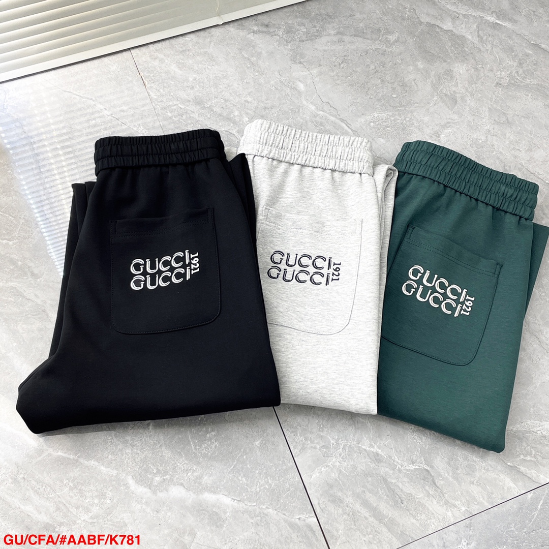 NO:130514,K781 GU Gucci Logo embroidered elastic waist wide legs loose mouth casual trousers 25 spring and summer series 72.5 cotton   6 spandex   21.5 polyester fiber blend imported fabric is carefully crafted, soft and comfortable, breathable and textured. Elastic waist drawstring, double G-Logo embroidery, and logo letter embroidery on the thighs and back pockets, matching harmonious and casual and fashionable. The white edge strips on both sides of the seams create a fashionable and trendy feeling. The wide trouser legs can well accommodate the leg shape, and the long legs with a sense of line are handsome and stylish... Contrasting color embellishments bring a refreshing and retro atmosphere.  It is a renewed interpretation of aesthetics, interpreting a strong style and fashionable style, with a sense of detail and design that is perfect... The classic brand logo adds vitality and beauty to the overall shape as color matching... Imported fabrics are light and soft, comfortable and breathable on the upper body, giving the brand a unique charming style.. Size M-3XL L size: waist 74, hip circumference, crotch length 33, trouser length 104, trouser leg 42 XL: waist circumference 78, hip circumference 112, crotch length 34, trouser length 105, trouser leg 43, gucci, alexander wang19860909K781 GU古驰 Logo刺绣松紧腰宽腿散口休闲卫裤 25春夏系列 72.5棉 6氨纶 21.5涤纶纤维混纺 进口面料精心打造,柔软舒适,透气有质感.. 松紧腰饰抽绳带,双G-Logo刺绣、与大腿处及后兜Logo字母刺绣相互呼应,搭配和谐休闲时尚.裤缝两侧白色边条镶嵌点缀打造时尚潮流感,宽裤脚散口可以很好的包容修饰腿型,拥有线条感的长腿帅气有型…撞色系点缀带来清爽复古的氛围感.. 是美学的焕新诠释,演绎浓郁的格调型时尚风范,细节感和设计感美完胜绝…经典品牌标识做为色彩搭配为整体造型增添活力与美感….进口面料,轻薄轻柔上身舒适透气,给予品牌独特的魅力风格.. 尺码M—3XL  L码:腰围74,臀围,裆长33,裤长104,裤脚口42 XL:腰围78,臀围112,裆长34,裤长105,裤脚口43,,gucci,alexander wang,Men's clothing