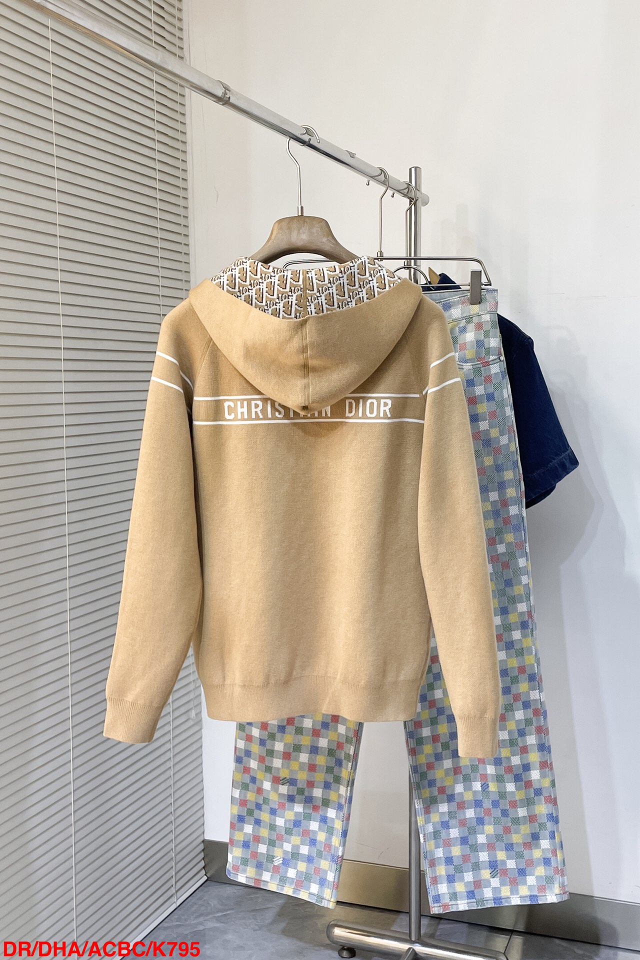 NO:130532,K795 DR Dior 2025ss Early Spring New Double-Side Jacquard Letter Knit Cardigan Hooded Jacket This hooded knit cardigan is wearable on both sides. It is a casual and iconic item. It is carefully crafted with cotton-blend wool tech fabric and designed on both sides to create a delicate and fashionable look!  Size S-XL, complete three-standard double-sided wear,,dior,jackets & coats,hats,alexander wang19860909K795 DR Dior 2025ss早春新款双面穿提花字母针织开衫连帽外套 这款连帽针织开衫是两面都可穿的,是一款休闲的标志性单品,采用棉质混纺毛圈科技面料精心制作,双面设计,打造精致时尚造型！尺码S-XL 三标齐全 双面穿,,dior,jackets & coats,hats,alexander wang,Men's clothing