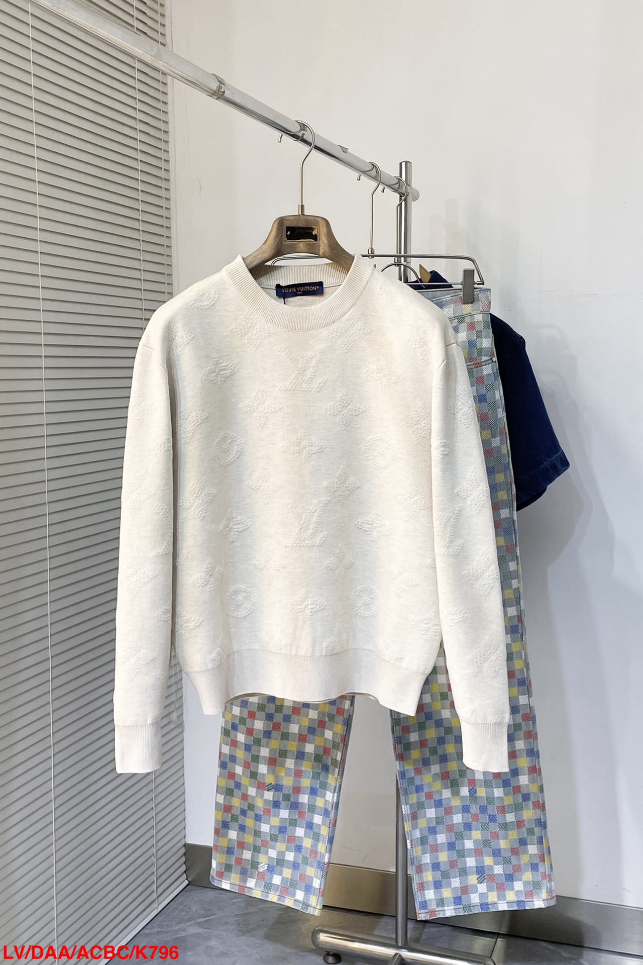 NO:130530,K796 LV LOUIS VUITTON letter dark pattern relief sweater Craft description uses cashmere blended fabric, neckline, sleeves, hem thread, the overall line is straight and delicate, the fabric is comfortable and soft, the color is consistent and there is no color difference. It can be matched with the same style to create a fashionable look, control various occasions, customized auxiliary materials, complete three standards, the same style for men and women!  S-XL three standards are complete, louis vuitton,louis vuitton,sweaters,alexander wang19860909K796 LV LOUIS VUITTON 字母暗纹浮雕毛衣 工艺说明采用山羊绒混纺面料,领口,袖子,下摆螺纹,整体走线平直细腻,面料舒适柔软,颜色一致无色差 能与同款搭配营造时尚造型,驾驭各种场合,定制辅料,三标齐全,男女同款！S-XL 三标齐全,,louis vuitton,louis vuitton,sweaters,alexander wang,Men's clothing