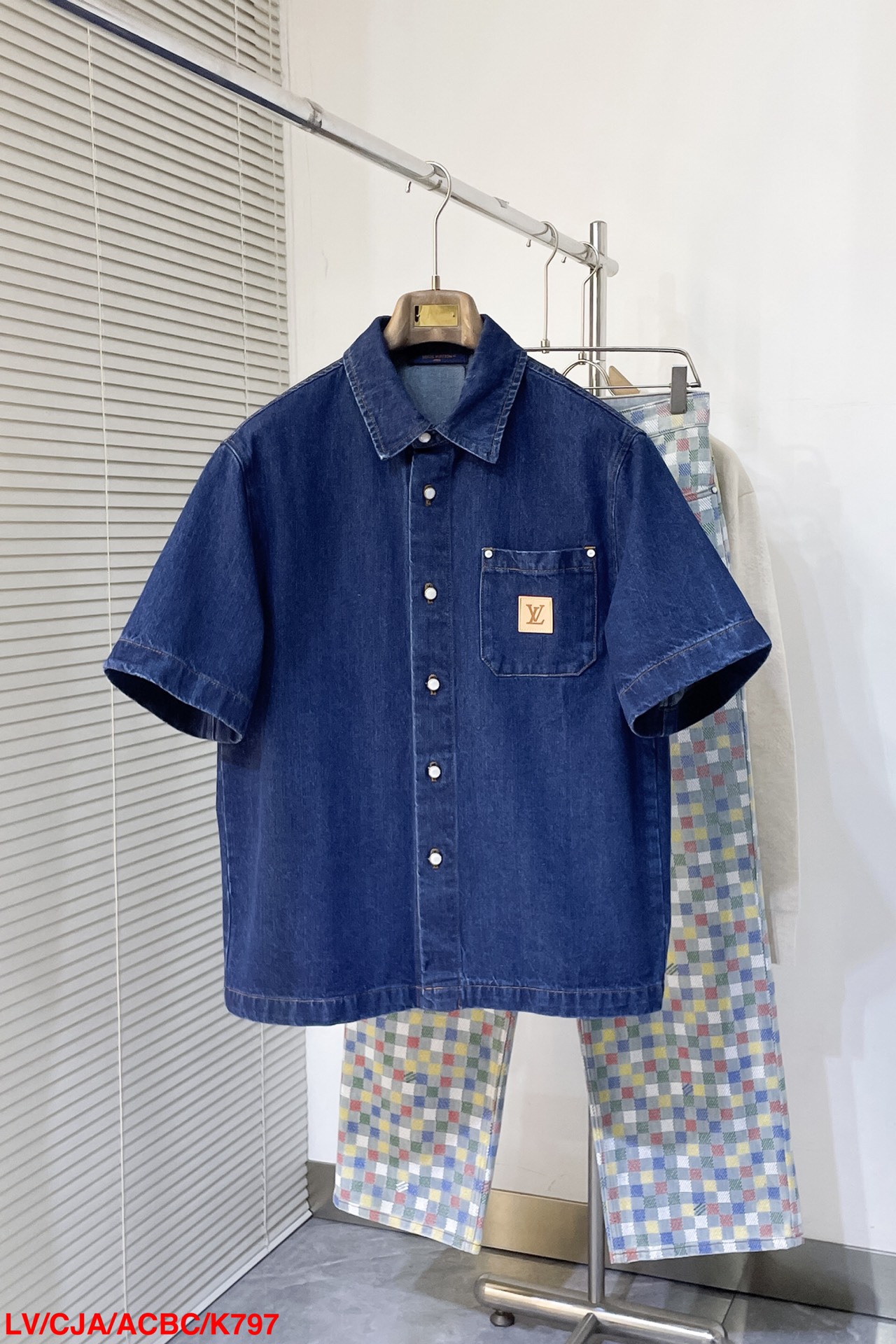 NO:130527,K797 LV 25ss new denim short-sleeved shirt comes from the 2025 spring and summer show, releasing avant-garde atmosphere with a loose buckle silhouette. The chest pocket embossed with the VVN leather patch marked by Marque L.Vuitton Déposée, and the Le Monde Est Vous (the world is yours) slogan on the show is eye-catching. S.M.L.XL. Size SMLXL. Length 6970.57273.5 Shoulder width 48.55051.553 Bust 114118122 126,,louis vuitton,shirts,T-shirt,alexander wang19860909K797 LV 25ss新款丹宁短袖衬衫出自 2025 春夏秀场,以宽松系扣廓形释放前卫气息.胸袋点缀压印 Marque L.Vuitton Déposée 标识的 VVN 皮革贴饰,秀场的 Le Monde Est Vous（世界是你们的）标语瞩目抒写于背后. 码数S.M.L.XL. 尺码SMLXL 衣长6970.57273.5 肩宽48.55051.553 胸围114118122 126,,louis vuitton,shirts,T-shirt,alexander wang,Men's clothing