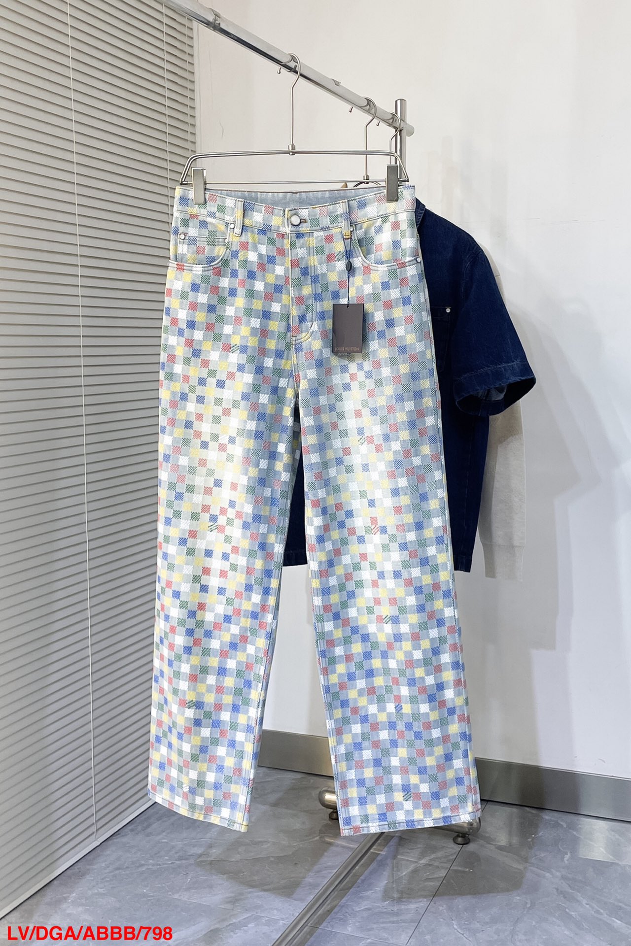 NO:130534,K798 LV LOUIS VUITTON Colored Plaid Jeans Craft Description This wide-leg jeans draw inspiration from the 2025 spring and summer show set, depicts the new season Vers Der primary color print for washing tannin, and incorporates the Marque uitton désée logo into it to greet the flags of various countries in the UNESCO roof garden. The Der nickname label is placed on the back of the waist, and the pearlescent rivets add a touch of exquisiteness. The overall line is straight and delicate, the fabric is comfortable and soft, and the color is consistent and there is no color difference. It can be matched with the same style to create a fashionable look, control various occasions, customize auxiliary materials, complete three standards, the same style for men and women!  Size30/32/34/36 Complete three standards, louis vuitton,louis vuitton,versace,jeans,alexander wang19860909K798 LV LOUIS VUITTON 彩色格子牛仔裤 工艺说明本款阔腿牛仔裤向2025春夏秀场布景汲取灵感,为水洗丹宁布描绘新季 Vers Der 原色印花,并将 Marque uitton désée 标识融入其间,致意联合国教科文组织屋顶花园的各国旗帜.Der 正绒面革标签栖身后腰,珠光铆钉再添考究一笔.整体走线平直细腻,面料舒适柔软,颜色一致无色差 能与同款搭配营造时尚造型,驾驭各种场合,定制辅料,三标齐全,男女同款！Size30/32/34/36 三标齐全,,louis vuitton,louis vuitton,versace,jeans,alexander wang,Men's clothing