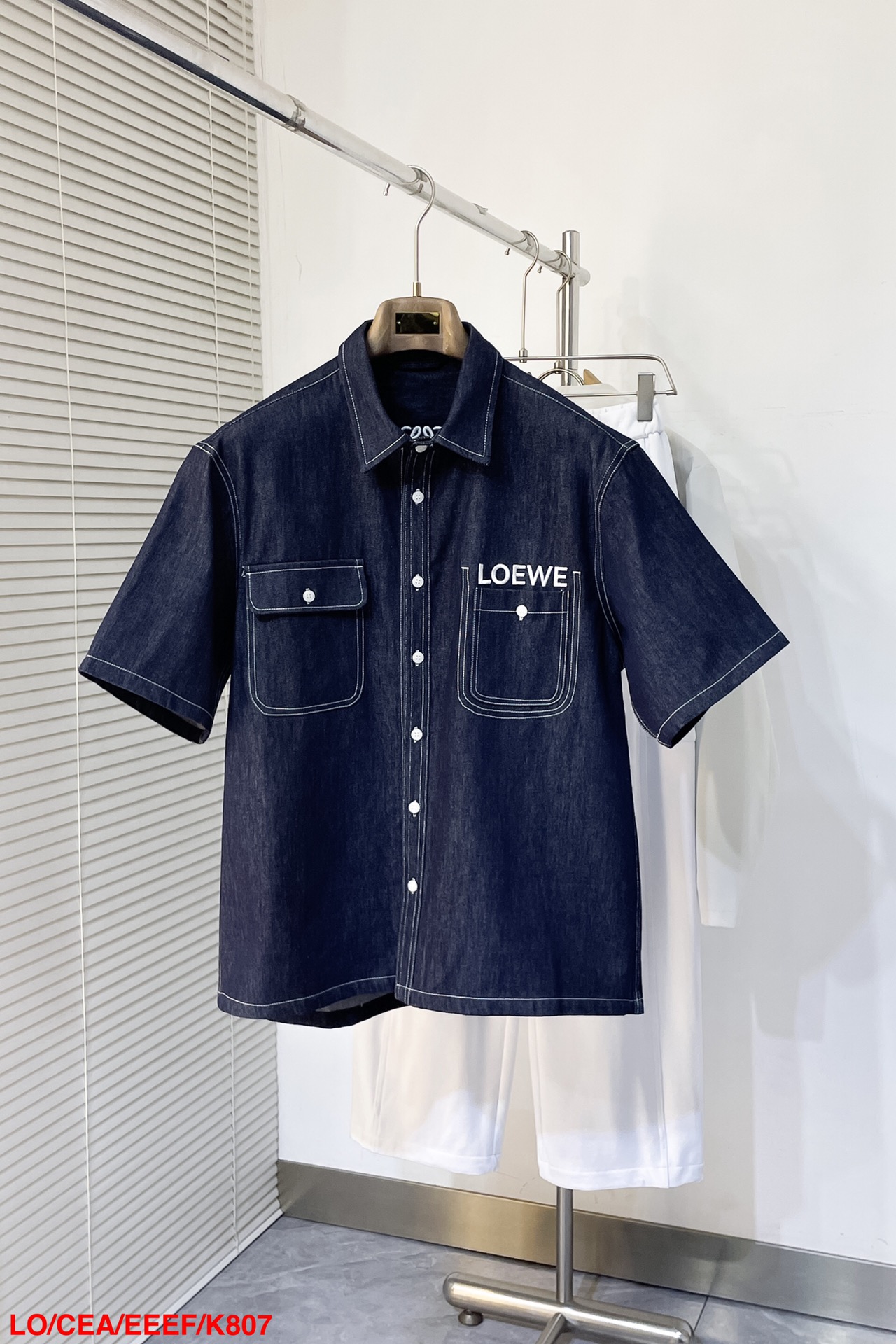 NO:130520,K807 Luo Yiwei Spring and Summer 2025 new short-sleeved denim shirt for men and women, original Italian order channel, very personalized and high-end style, logo embroidery design, and denim wash fabric design!  Customized original imported wash cowboy cotton fabric!  The latest fashion trends and popular products are here, and it is another simple and high-end fashion item. It is a fashion product with very high-end outfit charm. It is a must-have item for fashion trends!  Original Italian manufacturer channels, special-level orders, and released at the same time as Hong Kong, Macao and Taiwan buyers. This model is also the latest popular product of Luo Yiweijia this year and the most classic product. Its specifications and grades are beyond doubt!  !  The choice is very diverse, and it can be said that this model naturally has a fresh and natural feeling, showing the brand charm and high-end feeling. The texture of this model is very good, and the heavy weight and brilliant skin-friendliness that can be seen with hands are even better, and it is a complete enjoyment of wearing!  !  Size: S-2XL, loewe, T-shirt, alexander wang19860909K807 罗意威 2025春夏新款男女同款短袖牛仔衬衣,意大利原厂订单渠道,极具个性高级风,标志logo图案刺绣设计,采用牛仔洗水面料设计！定制原版进口洗水牛仔棉面料！最新时尚潮流人气产物驾到,又是一款简约高级的时尚单品,穿搭魅力十分高级不俗的时尚产物 ,时尚潮流必备单品！意大利原厂渠道,特供级别订单,同步港澳台买手店发布,此款也是罗意威家今年的最新人气产物,也是最经典的产物,其规格跟档次更是毋庸置疑！！ 选择极具多样化,言而喻此款自然具备那种清新自然的感觉,彰显品牌魅力与高级感,此款的质感十分的到位,用手可以感知的重磅跟出彩亲肤程度更是上佳,十足的穿着享受！！尺码: S-2XL,,loewe,T-shirt,alexander wang,Men's clothing