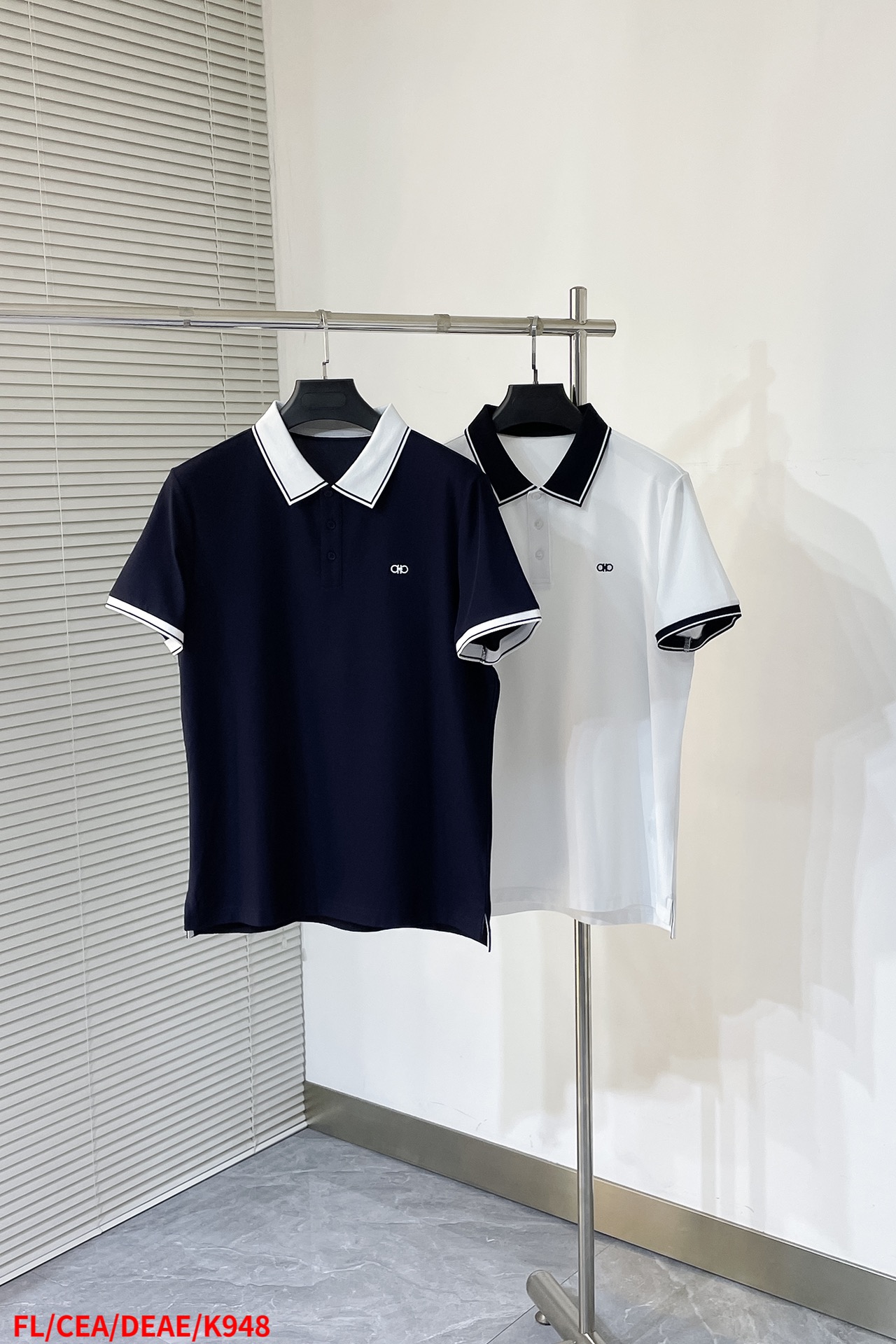 NO:131958,K948 FL Ferragamo 2025 latest short-sleeved T-shirt, handsome and fashionable, exquisite embroidered pattern logo on the chest, simple and versatile style. Fabric cotton is not only crisp, maintains a fashionable silhouette, but also comfortable to wear, and the yarn is more delicate, size M-3XL, ferragamo, T-shirt, tees, t-shirt, alexander wang19860909K948 FL菲拉格慕 2025最新款短袖T恤,帅气时尚,胸前精致刺绣图案logo,简约百搭款.面料棉 不仅挺括,保持潮流的廓形,又穿着舒适,纱织更细腻,尺码M-3XL,,ferragamo,T-shirt,tees，t-shirt,alexander wang,Men's clothing