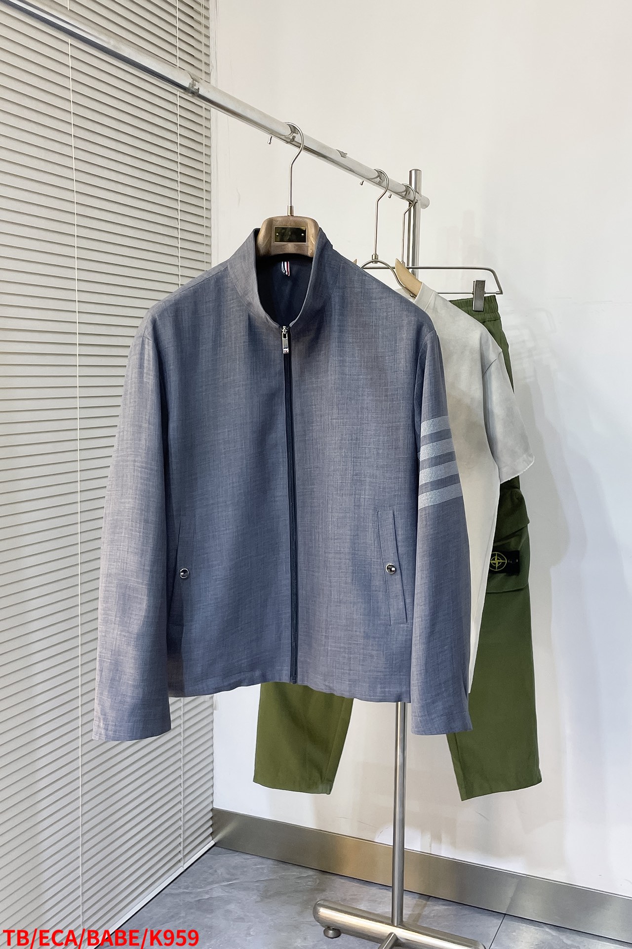 NO:131982,K959 TB Tom Brown 2025ss Spring and Summer New Products Technology Fabric Four-bar Webbing # Rare fabrics and craftsmanship on the market, high-quality details that can only be achieved by orders from top manufacturers, with excellent sweat absorption and breathability!  It feels smooth and comfortable, and naturally exudes a matte texture luster. The specially processed fabric is worn for a long time without deformation. Its sweating and moisture absorption function is also very excellent, which increases the practical wear occasion for this piece!  The design and shape of the whole body has always been based on TB aesthetics, and its recognition is quite distinct. The two-color design and red, white and blue webbing strongly demonstrate the brand identity!  The zipper head is made of very labeled red, blue and white elements, and is just right in embellishment, stunning and fashionable!  It can be said to be a soul pen, simple and generous, clean and neat temperament, the upper body effect cannot be picked, and it supports the appearance of the entire look. Whether it is business, leisure or outdoor, it is an excellent choice!  Code number M-XXXL, thom browne,alexander wang19860909K959 TB汤姆布朗 2025ss春夏新品 科技面料四条杠织带#市面上罕见的面料和工艺,只有顶级大厂订单才能做到的高奢品质细节,吸汗透气性相当的优越！手感光滑舒适,自然散发出哑光质地光泽感,特别工艺处理的面料久穿耐磨不变形,排汗吸湿功能亦是非常出色,加大了这件的实穿场合！ 通体的设计造型一贯以TB美学为基调,辨识度颇为鲜明,双色设计加上红白蓝三色织带,有力的标榜了品牌身份！拉链头用了非常标签化的红蓝白元素,,点缀的刚刚好,惊艳且时髦！可谓是的灵魂之笔,简洁大方不失干净利落的气质,上身效果无法挑剔,撑起了整个造型的颜值,无论是商务还是休闲或是户外,都是绝佳的选择！ 码数 M-XXXL,,thom browne,alexander wang,Men's clothing