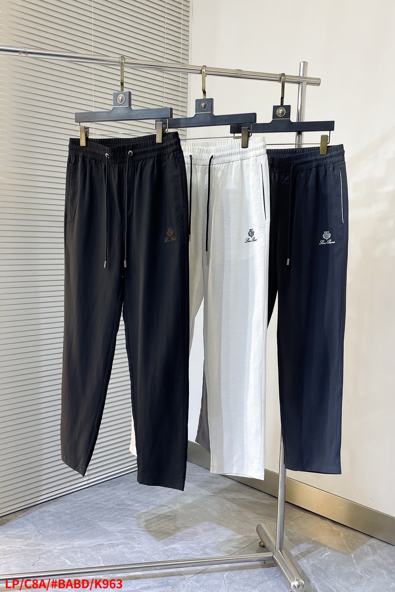 NO:131965,K963 LP spring and summer casual aesthetics are rejuvenated, interpreting a strong style of style, with a strong sense of detail and design. Classic brand logos are used as color matching to interpret classic brand fashion, adding luster to the overall shape. Imported fabrics are soft and comfortable. The inner woven surface is flat and breathable, simple and unique charm. European trade channels, Italian overseas warehouse straight hair, and overseas boutique limited sales. 25 spring and summer new casual fashion pants, this pants adopts the design of a big brand to create a fashionable and trendy style, with exquisite details and excellent quality. The pants are embellished with the iconic brand logo, highlighting the brand style, and creating fashionable and diverse styles. Imported fabrics are carefully crafted, soft and comfortable, and are also skin-friendly and comfortable. They are a very comfortable model for both home and going out. You can go out with a short sleeve~ Size: M L  XL 2XL 3XL, loro piana, T-shirt, alexander wang19860909K963 LP 春夏休闲 美学的焕新诠释,演绎浓郁的格调型时尚风范,细节感和设计感强悍.经典品牌标识做为色彩搭配,演绎经典的品牌时尚,为整体造型增光添彩.进口面料,柔软舒适.内里织面平整透气性极佳,简洁而富有独特魅力. 欧洲贸易渠道,意大利海外仓直发,海外精品限定销售.25春夏新款休闲时尚裤,这款裤采用大牌的设计打造时尚潮流感,细节处理精致到位,展现超高的品质. 裤身上点缀标志性品牌标识,彰显品牌格调,打造时尚多样的造型.进口面料精心打造,柔软舒适,还亲肤舒适,是居家和外出都很舒适的一款,随便搭个短袖就可以出门啦~ 尺码:M L XL 2XL 3XL,,loro piana,T-shirt,alexander wang,Men's clothing