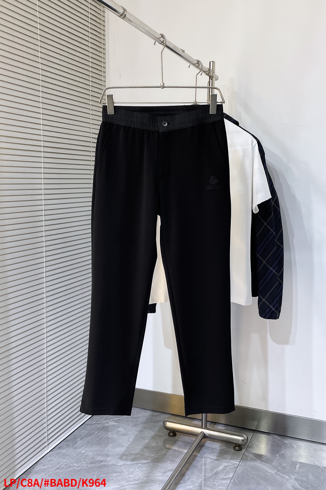 NO:131969,K964 LP LoroPiana L.P 1908SS early spring new product wool casual pants Steady, the latest air-layer wool developed by the leader of knitted wool at home and abroad!  High-tech craftsmanship is complicated, wool, cotton, etc., and a blend of high-end natural materials. Lightweight, soft, glutinous, warm and comfortable, better than ordinary air layer. Basulan handles wool, just clean and repair it like ordinary casual pants. The waist is spliced ​​with nylon fabric, which has a stronger design sense and a better upper body experience. The wool air layer is more fashionable and high-end, and a gentleman sports and leisure. Slim pants. High-tech and cumbersome craftsmanship is blended with high-end natural materials. Size M-3XL, loro piana, loro piana, alexander wang19860909K964 LP LoroPiana L.P 1908SS早春新品 羊毛料休闲裤 享誉国内外的针织羊毛的翘楚steady最新研发的空气层羊毛！ 高科技工艺繁琐羊毛 , 棉等 ,高级天然材质的混纺. 轻便软糯挺阔,保暖舒适 比普通空气层更胜一筹. 巴素兰处理羊毛,普通休闲裤一样清洗打理即可. 腰头拼接尼龙面料,设计感更强上身体验感更好. 羊毛空气层更具时尚感高级感,绅士的运动休闲. 修身裤型.高科技而工艺繁琐的羊毛,棉..等高级天然材质的混纺. 尺码M-3XL,,loro piana,loro piana,alexander wang,Men's clothing