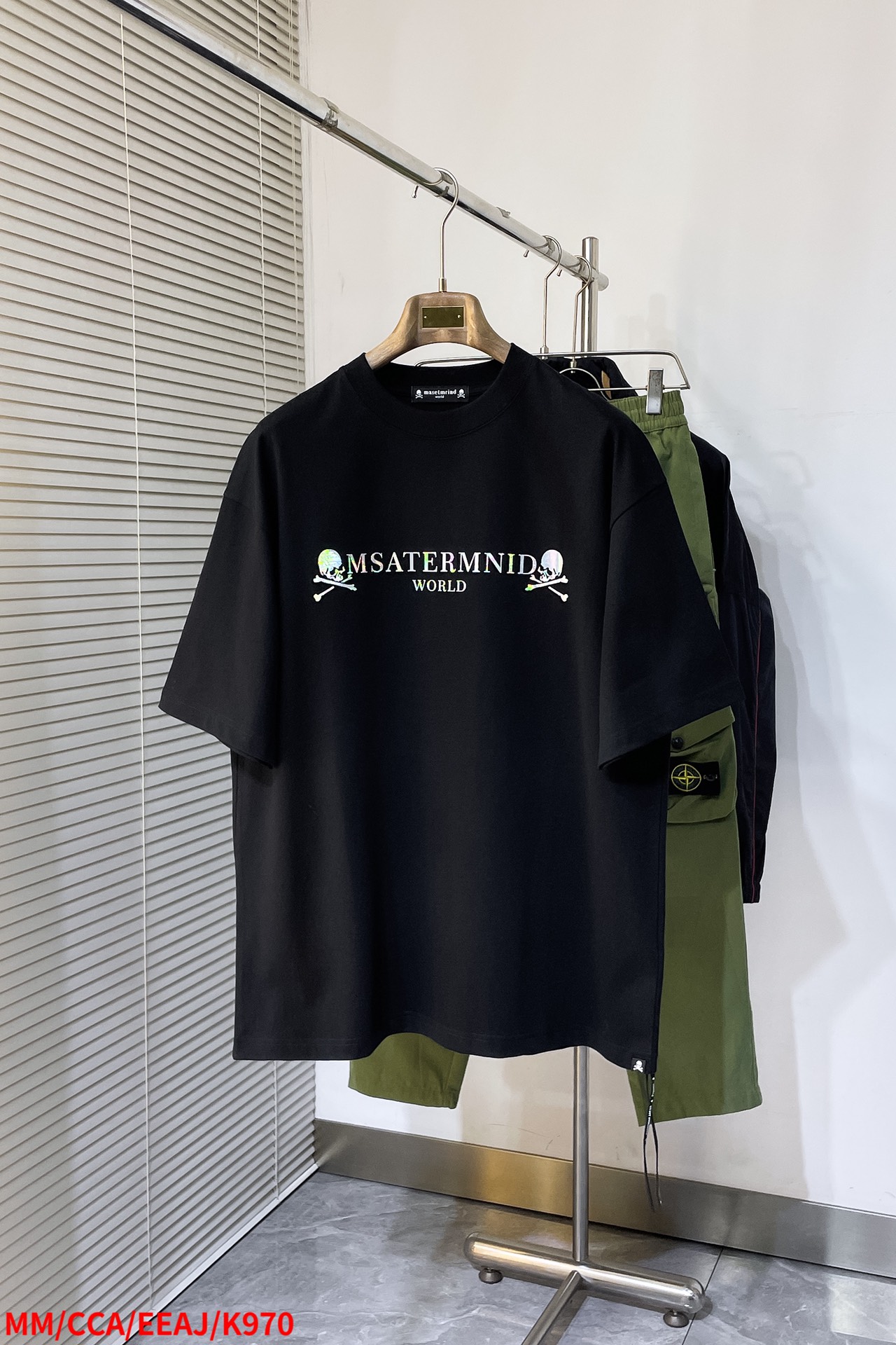 NO:131960,K970 MM Mastermind Japan MMJ 2025SS Spring and Summer New Product Dark Style Limited Spring and Summer Heavy Industry Wash Print T. After its heavy launch, it is very popular in the street circle. It uses double yarn pure cotton fabric, with a fabric of up to 280g (the thickness and comfort of the fabric is absolutely not inferior to any fabric, and every yarn is clearly visible) The thickness of the ready-to-wear garment is just a must-have in spring and summer. It can be said that it is the most awesome version you have ever seen and the best quality!  The top-level printing technology is full of three-dimensionality and the upper body is super cool. Without further ado, only the upper body can understand our difficulties!  Size S-2XL, alexander wang19860909K970 MM Mastermind Japan MMJ 2025SS春夏新品 暗黑风限量春夏款重工水洗印花T 重磅推出之后在街头圈十分火爆 采用双纱纯棉面料,面料高达280g（面料厚度舒适度绝对不输任何面料,每一根纱都清晰可见） 成衣厚度克重刚好是春夏必备的 可以说是你们见过最最牛逼的版本,最最好的质量！ 顶级印花工艺,立体感十足,上身超级炫酷. 话不多说,只有上身才能明白我们的不易！尺码S-2XL,,alexander wang,Men's clothing