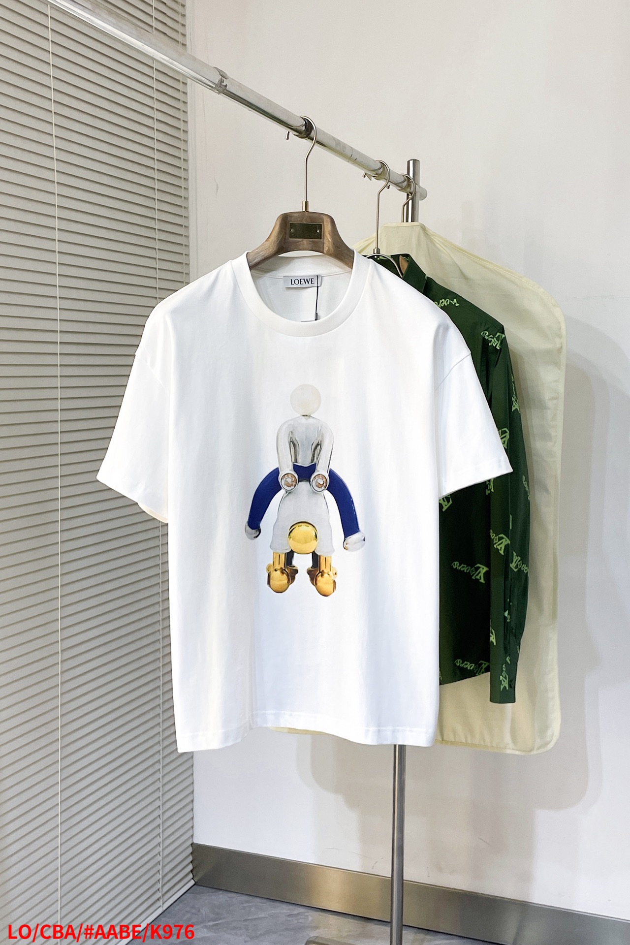 NO:131962,K976 LO Yiwei Cartoon Doll T official website is on sale. A new lightweight cotton jersey T-shirt with LOEWE Jewellery Acrobat print on the front. Loose style, standard length, ribbed round neck, LOEWE embroidery on the back, S-XL three-standard complete, loewe, loewe, alexander wang19860909K976 LO罗意威 卡通人偶 T 官网在售新款 轻盈棉质平纹针织 T 恤, 正面饰有 LOEWE Jewellery Acrobat 印花. 宽松版型,标准长度,罗纹圆领, 背面 LOEWE 刺绣,尺码S-XL 三标齐全,,loewe,loewe,alexander wang,Men's clothing