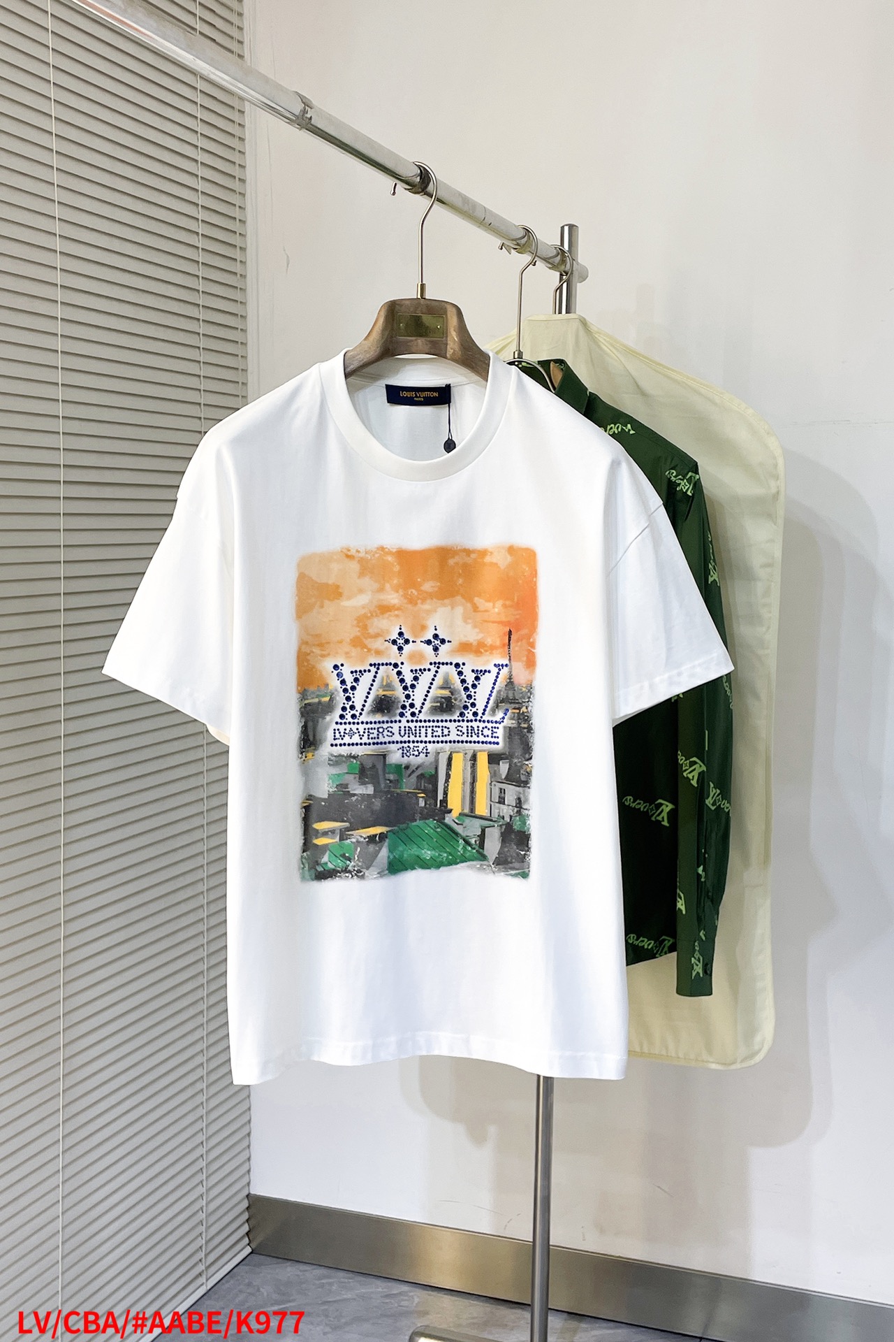 NO:131972,K977 LVV, Louis 25 new printed iron diamond short-sleeved T-shirt imported pure cotton fabric, super soft and delicate, skin-friendly and comfortable to wear, classic rhinestone series derived, high-end luxury, high-temperature iron painting three-dimensional shape is stable, not easy to deform, hem loose design, and the upper body is quite stylish!  Size S, M, L, XL complete three standards, louis vuitton,louis vuitton,t-shirt,tees,t-shirt,alexander wang19860909K977 LVV,路易25新款印花烫钻短袖T恤 进口纯棉面料,手感超柔软细腻 ,穿着亲肤舒适,经典水钻系列衍生,高端奢华,高温烫画立体造型稳定,不易变形,下摆散口设计,上身力挺有型！ 尺码S,M,L,XL 三标齐全,,louis vuitton,louis vuitton,T-shirt,tees，t-shirt,alexander wang,Men's clothing