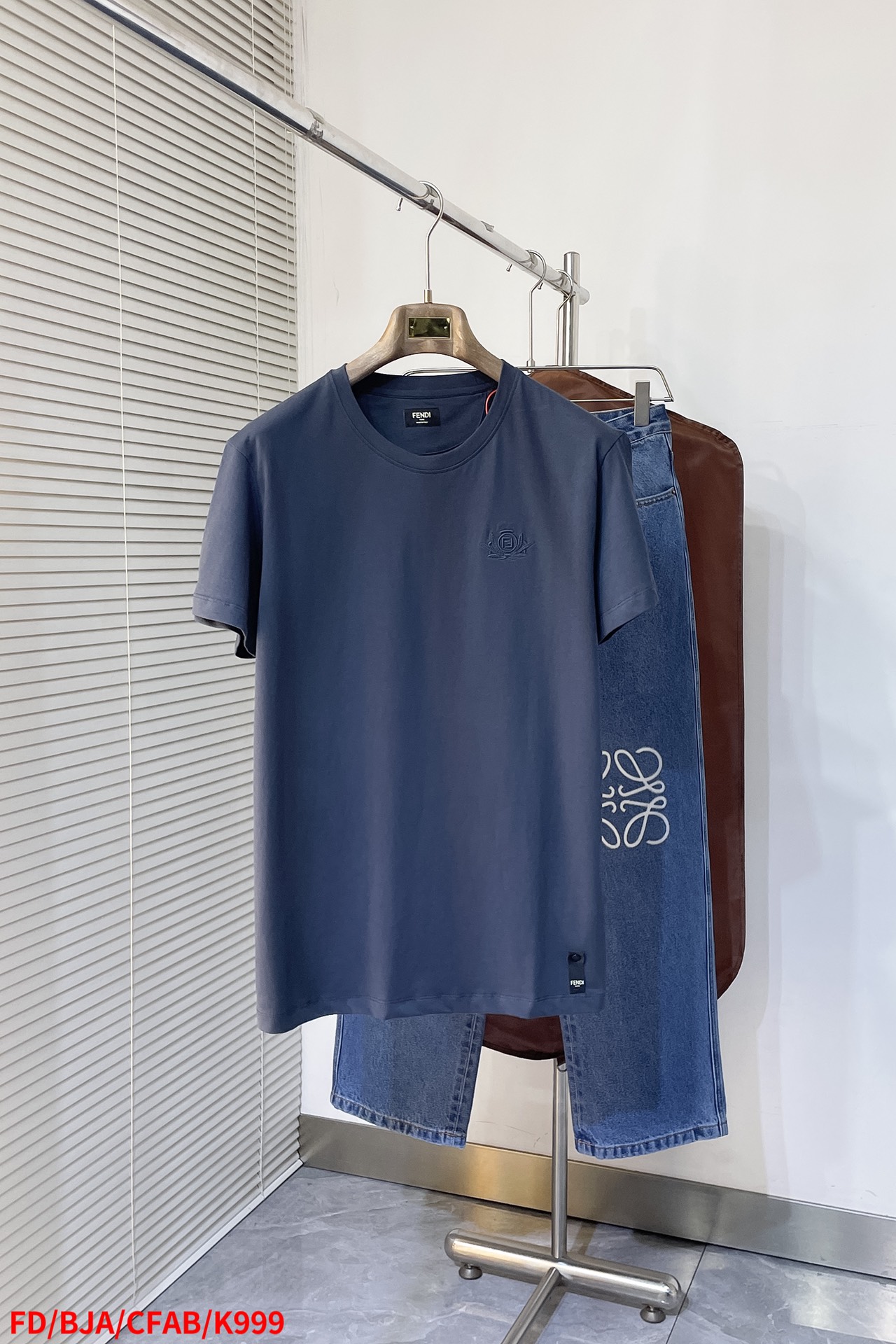 NO:132016,K999 FDfendi club badge embroidery short-sleeved T-shirt, custom Milan new cotton silk, with eye-catching fendi club micro-seal on the chest as the core, using imported machine embroidery technology, using advanced computer control system and precision mechanical components to realize fendi club badge embroidery operation. The hem positions are all made of manual positioning and hand sewing, which can ensure the accuracy of position and spacing. The hand sewing technology can better reflect the craftsman's exquisite skills and control of details. Size S-XL is complete with three standards. The next day, christian louboutin, fendi, T-shirt, tees, t-shirt, alexander wang19860909K999 FDfendi club 徽章刺绣短袖T恤,定制米兰新棉华绸,以胸前醒目的fendi club微章为核心,采用进口机刺绣工艺,使用先进的计算机控制系统和精密的机械部件,实现fendi club徽章刺绣作业.下摆位置均由人工定位手缝而成,可以确保位置和间距的准确率,手缝工艺更能体现匠人的精湛技艺和对细节的把控 尺码S-XL 三标齐全 隔天,,christian louboutin,fendi,T-shirt,tees，t-shirt,alexander wang,Men's clothing