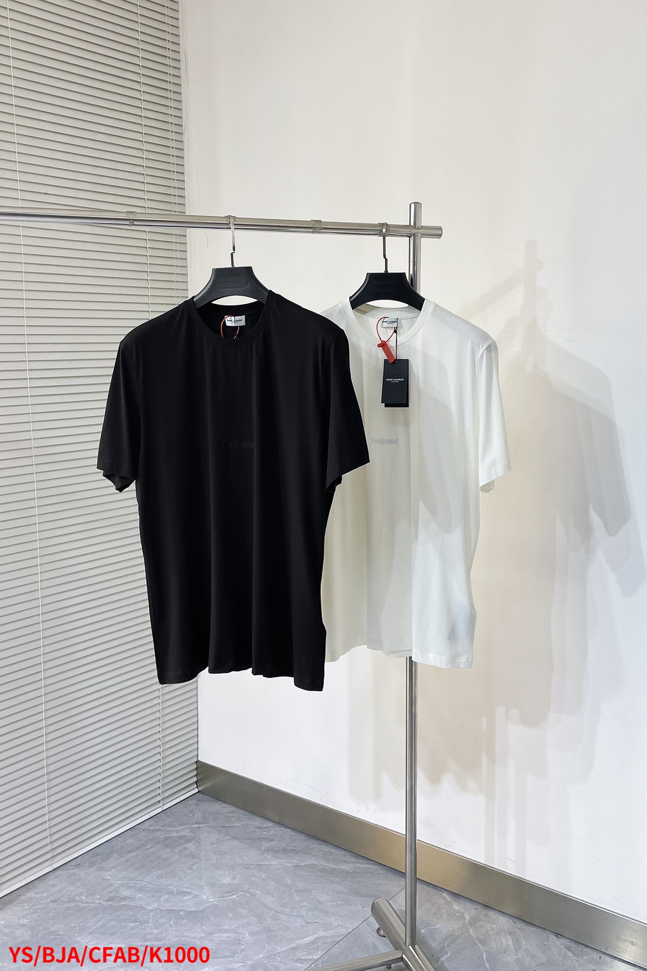 NO:132015,K1000 YSSaintLaurent SLP logo embroidery short sleeves Customized Jinyun Laisale mercerized material shiny and comfortable skin The iconic SaintLaurent embroidery logo embellishes the front and highlights brand recognition Simple to the extreme is fashionable The simplest white T-shirt is the most touching The embroidery process of imported machines Use advanced computer control systems and precision mechanical components to achieve SaintLaurent logo embroidery operation High precision The lines are smooth and delicate The fabric has been washed The texture of the hand is better Not easy to deform Not easy to shrink Not easy to fade Maintain long-term beauty S M L XL Complete three standards The next day Size bust long shoulder width S108 6843 M112 70 44.5 L116 72  46 XL120 7447.5, loro piana,saint laurent,T-shirt,tees,t-shirt,alexander wang19860909K1000 YSSaintLaurent SLP标识刺绣短袖 定制锦韵莱赛尔丝光料 富有光泽 舒适贴肤 标志性SaintLaurent同色系刺绣标识点缀正面 突出品牌辨识度 简单到极致就是时髦 最简单的白色T恤 最能打动人心 采用进口机刺绣工艺 使用先进的计算机控制系统和精密的机械部件 实现SaintLaurent标识刺绣作业 精度高 线条流畅而细腻 面料都经过浇洗 手感质感更佳 不易变形 不易缩水 不易褪色 保持长久的美观 尺码 S M L XL 三标齐全 隔天 尺码胸围衣长肩宽 S108 6843  M112 70 44.5 L116 72 46 XL120 7447.5,,loro piana,saint laurent,T-shirt,tees，t-shirt,alexander wang,Men's clothing