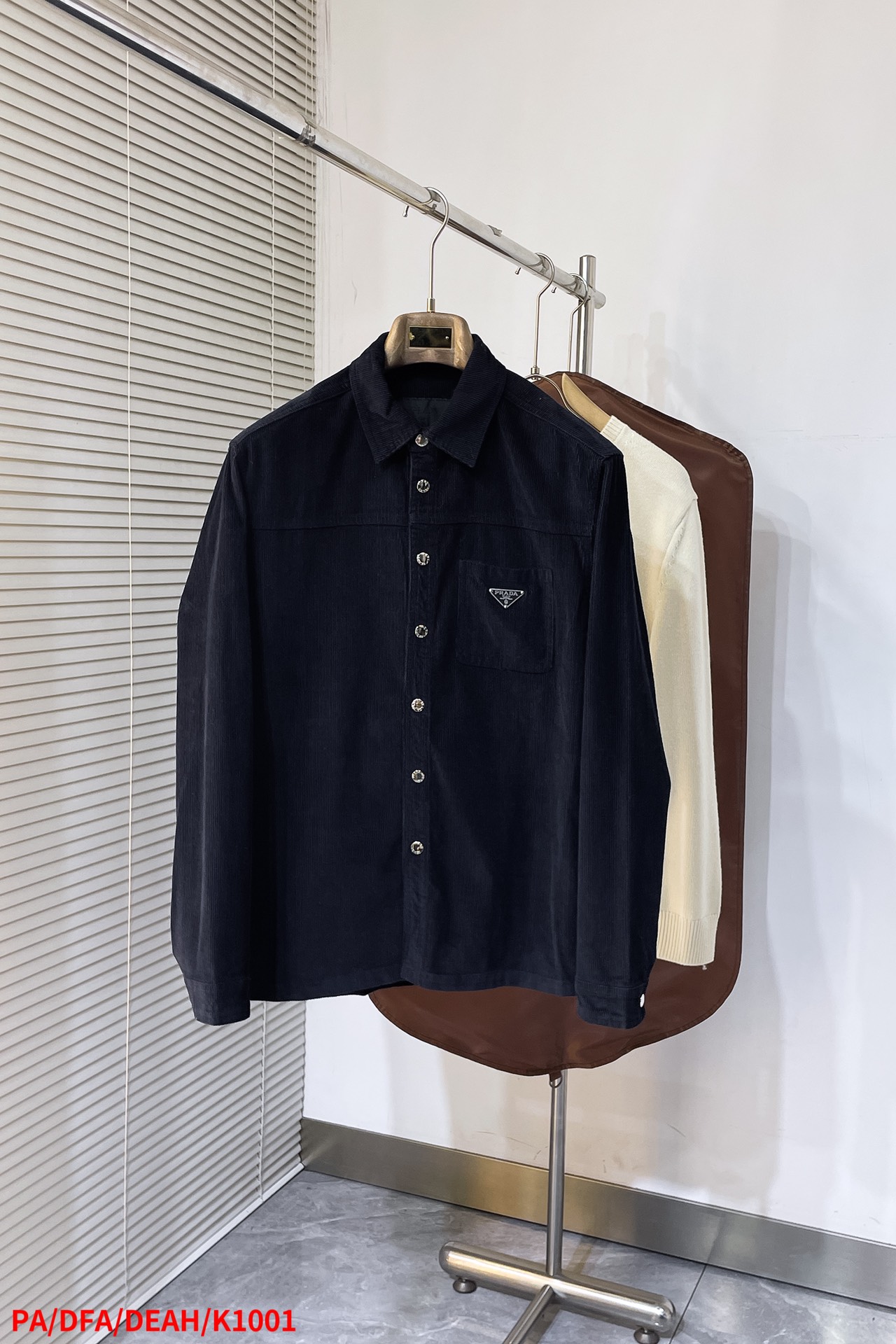 NO:131977,K1001 PAPRADA Corduroy Casual Shirt This custom fabric is made of high-quality corduroy. It feels soft, light and comfortable to touch, and is inclusive of different body shapes!  The style is loose and stylish, and can be worn alone or as a dress. It is not tight or restricted!  It is definitely a quality hit product that combines trendy elements and profound connotations. It is also mainly featured in the counter, soft and comfortable, fashionable and versatile, and can be matched with the same style. A must-have hit product for trendy people. Number of S M L XL has complete three standards. The next day, S-size clothes are 72 bust 104 shoulder width 47.5 M-size clothes are 74 bust 108 shoulder width 49 L-size clothes are 76 bust 112 shoulder width 50.5 XL-size clothes are 78 bust 116 shoulder width 52,,prada,alexander wang19860909K1001 PAPRADA 灯芯绒休闲衬衣 此款定制面料,高品质灯芯绒 手感柔软轻薄舒适,包容不同体型！版型宽松有型,可单穿也可当穿搭 不紧绷,不束缚！绝对是集潮流元素与深刻内涵于一身的品质爆款,同时也在专柜主打,柔软舒适 时尚百搭 可搭配同款 潮人必备爆款 码数S M L XL 三标齐全 隔天 S码衣长72 胸围104 肩宽47.5 M码衣长74 胸围108 肩宽49 L码衣长76 胸围112 肩宽50.5 XL码衣长78 胸围116 肩宽52,,prada,alexander wang,Men's clothing