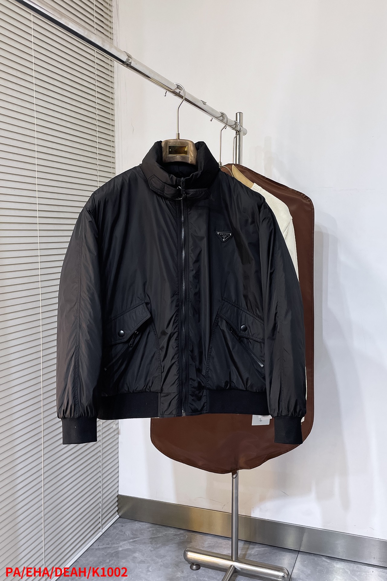 NO:132014,K1002 PAPRADA Winter Jacket YB purchased and made version, using customized renewable nylon fabric, with enamel metal triangle markings on the chest, and oblique pockets, which can be matched with multiple types of bottoms to create a fashionable look, customized auxiliary materials S-XL, complete three standards The next day,,prada,prada,jackets & coats,alexander wang19860909K1002 PAPRADA普拉达冬季爆款外套 YB购入打版,采用定制可再生锦纶面料,胸前饰以珐琅金属三角标点缀,斜入式口袋,能与多类型下装搭配营造时尚造型,定制辅料 尺码S-XL 三标齐全 隔天,,prada,prada,jackets & coats,alexander wang,Men's clothing