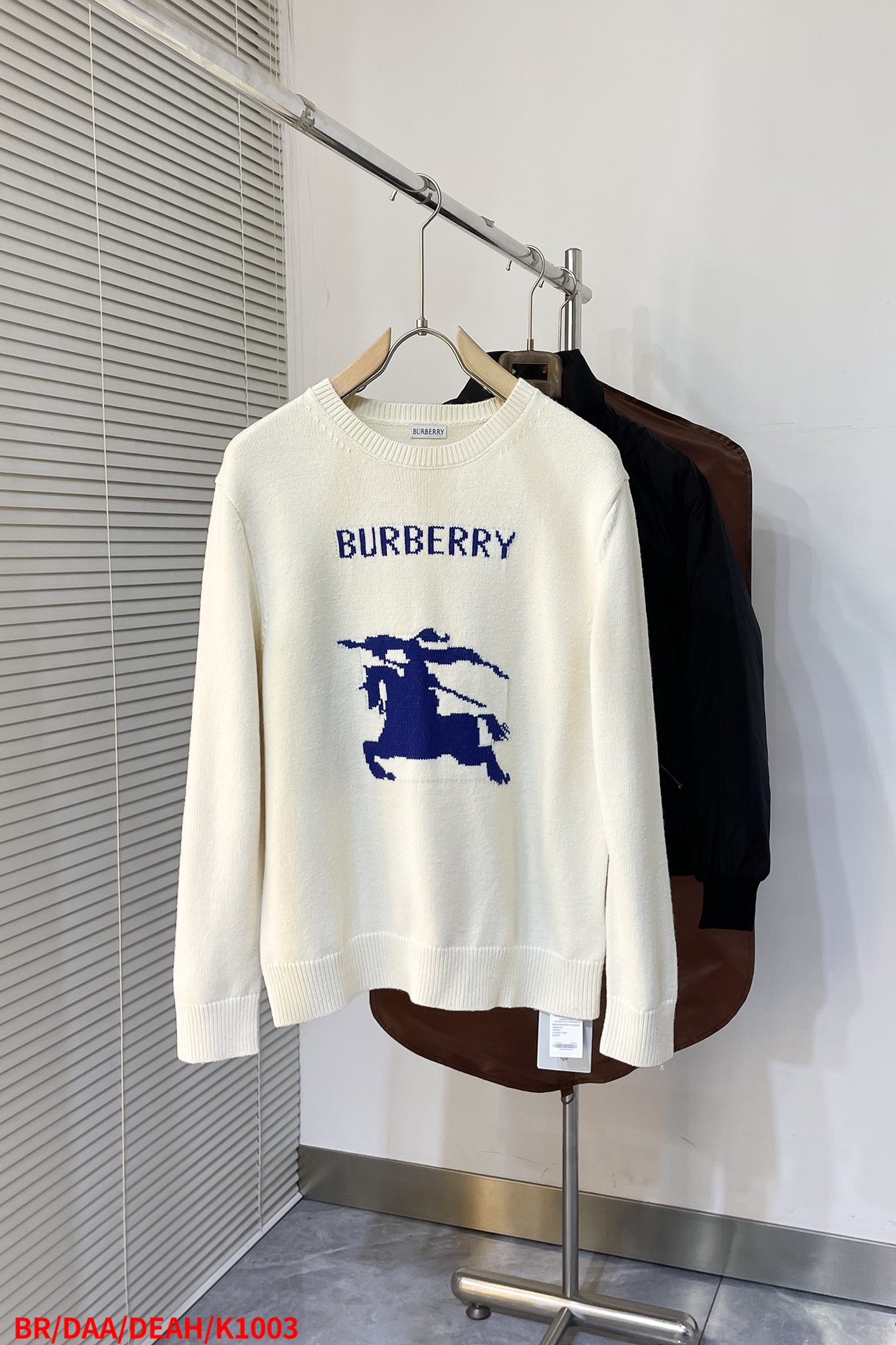 NO:131979,K1003 BR Burberry 25ss new Equestrian Knight Micro-label Wool Knitted Sweater Wool Knitted Sweater Wool Knitted Sweater is made of soft wool fabric, embellished with contrasting Equestrian Knight logo (EKD) and brand logo, integrating round neck design to present a regular style. Rib knitted decoration, with knitted Bur letter logo on the front, same as men and women. Number of sizes: S M L XL complete three-standard SMLXL 64666870 Bust 104108112116 Shoulder width 44.54647.5 49 Sleeve length 60616263,,burberry,burberry,alexander wang19860909K1003 BR巴宝莉 25ss新款马术骑士微标羊毛针织衫 宽针织衫选用柔软羊毛面料打造,点缀对比感马术骑士徽标(EKD)和品牌徽标,融入圆领设计,呈现常规版型.罗纹针织装饰,正面饰有针织Bur 字母徽标 男女同款 码数:S M L XL 三标齐全 隔天   SMLXL 衣长64666870 胸围 104108112116 肩宽44.54647.5 49 袖长60616263,,burberry,burberry,alexander wang,Men's clothing