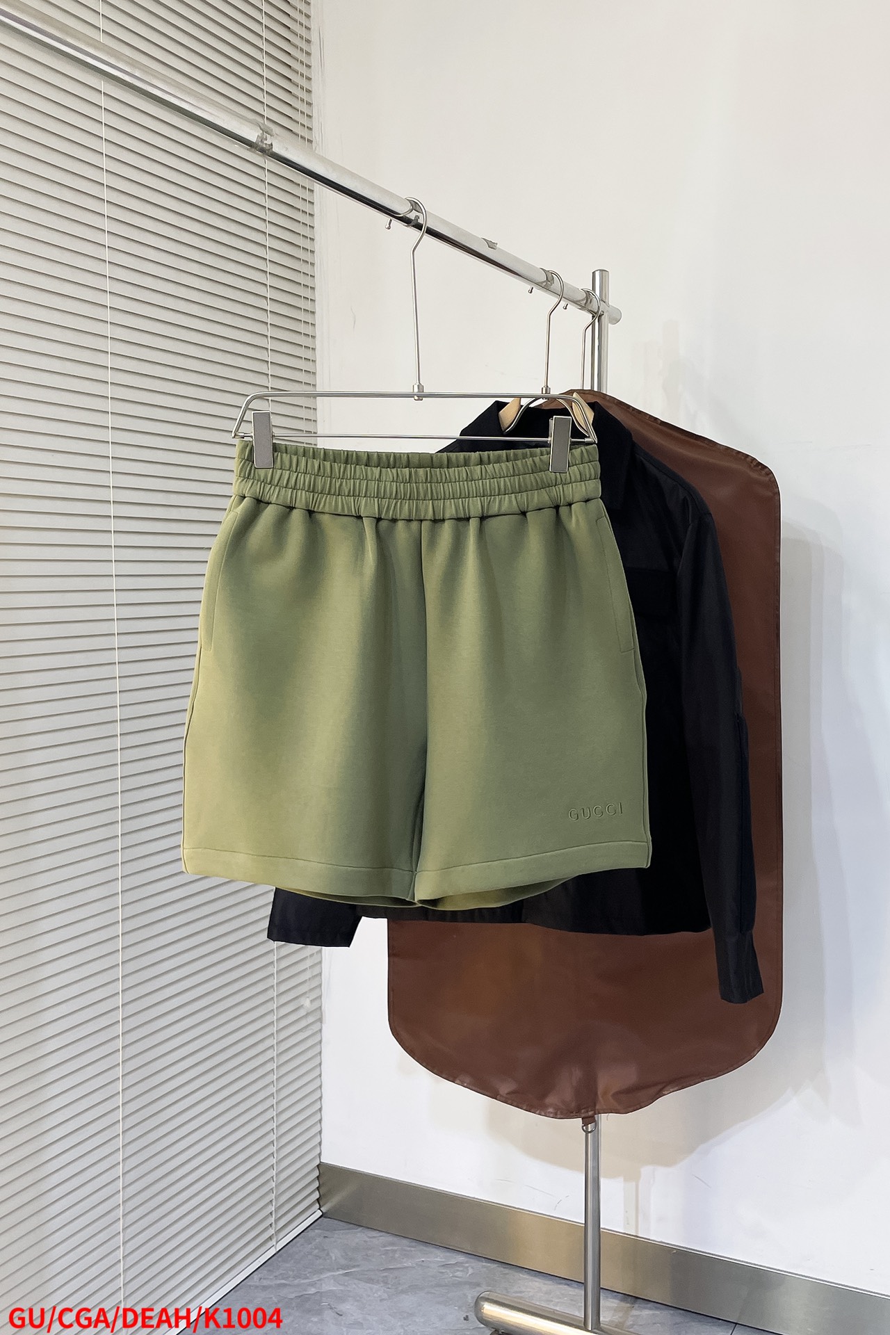 NO:132018,K1004 GU GUCCi new classic embroidered knitted shorts, this shorts are made of knitted fabric, with elastic waist rope at the waist, two pockets on the front pair are equipped with zippered design, the classic waist rope is paired with engraved English letters in G home, and the trouser edges are embroidered with G home's unique English embroidered letters, unique colors, novel styles, and comfortable upper body. They are a must-have item in the wardrobe, highly recommended!  Color black bean green number 46 48 50 52 Complete three standards The next day, gucci, gucci, shorts, alexander wang19860909K1004 GU GUCCi 新款经典绣花针织短裤,这款短裤针织面料面料制作,腰头有松紧腰绳,前副配两个口袋配有后口袋配有拉链设计,经典腰绳搭配有刻有G家英文字母点缀,同时裤边绣有G家独特的英文绣花字母,颜色独特,款式新颖,上身舒适,属于衣橱的必备单品,强烈推荐！ 颜色黑色 豆绿色 码数46 48 50 52 三标齐全 隔天,,gucci,gucci,shorts,alexander wang,Men's clothing