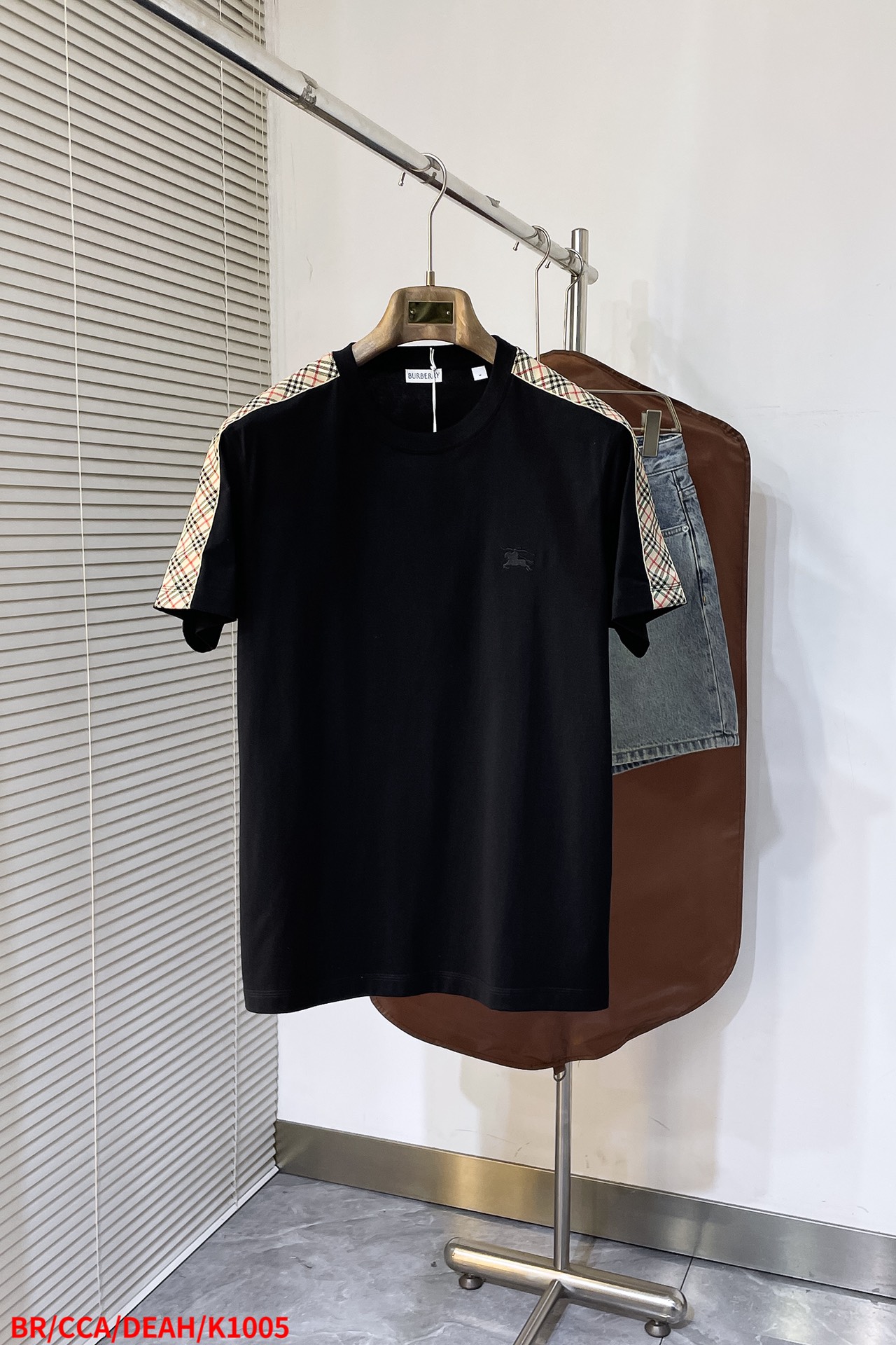 NO:132017,K1005 BRBURBERRY Burberry webbing horse short-sleeved T-shirt, the fabric is made of pure cotton combed cotton, embroidery technology, customized YB webbing, the upper body effect is loose and casual, versatile, three standards are complete, the same style as men and women. Size XS S M L is complete with three standards. The next day, burberry, burberry, T-shirt, tees, t-shirt, alexander wang19860909K1005 BRBURBERRY 巴宝莉织带战马短袖T恤,面料采用纯棉精梳棉面料,采用刺绣工艺,定制YB织带 上身效果宽松休闲,百搭款,三标齐全 ,男女同款.尺码XS S M L三标齐全 隔天,,burberry,burberry,T-shirt,tees，t-shirt,alexander wang,Men's clothing
