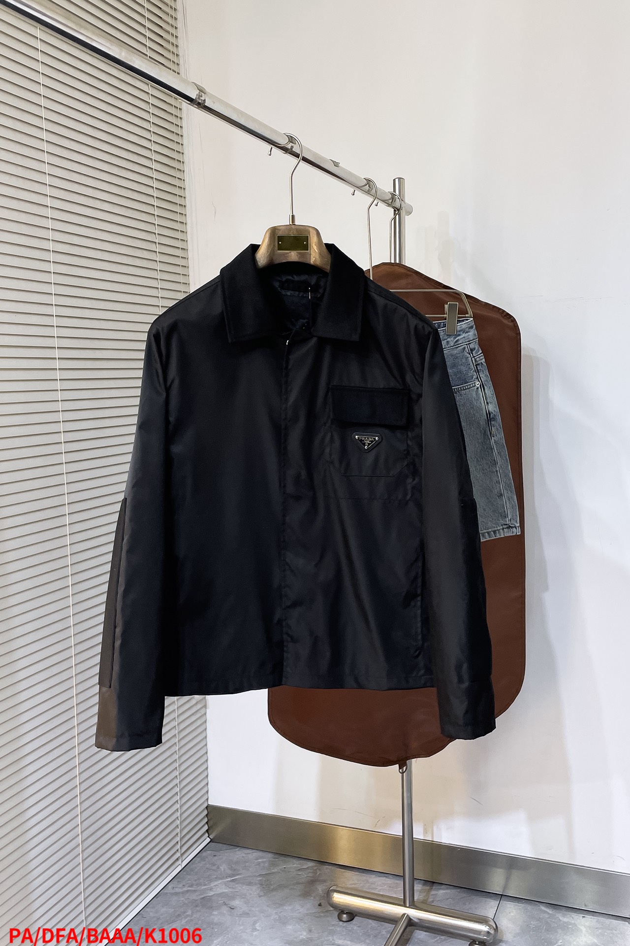 NO:131976,K1006 PAPRADA 25 lapel micro-label shirt jacket, this jacket is made of recycled nylon fabric, with denim design at the neckline and sleeves, highlighting the unique personality of the style. The original 1:1 customized accessories, button opening and closing, and leather tags on the front chest. It is very fashionable and elegant. It is an indispensable part of men's wardrobe. The style is versatile, the same style as men and women. It is highly recommended!  Number of codes 46 48 50 52 Complete three standards The next day The clothes length 66687072 Bust 106110114118 Shoulder width 46.54849.551 Sleeve length 61626364,,prada,jackets & coats,shirts,alexander wang19860909K1006 PAPRADA 25翻领微标衬衫夹克,这款夹克采用再生尼龙面料制作而成,领口及袖子处搭配有牛仔布设计,彰显出款式的独特个性,原版1:1定制辅料,纽扣开合,前胸饰有皮牌,穿着非常时尚大气,是男士衣橱必不可少之一,款式百搭,男女同款,强烈推荐！ 码数46 48 50 52 三标齐全 隔天 衣长66687072 胸围106110114118 肩宽46.54849.551 袖长61626364,,prada,jackets & coats,shirts,alexander wang,Men's clothing