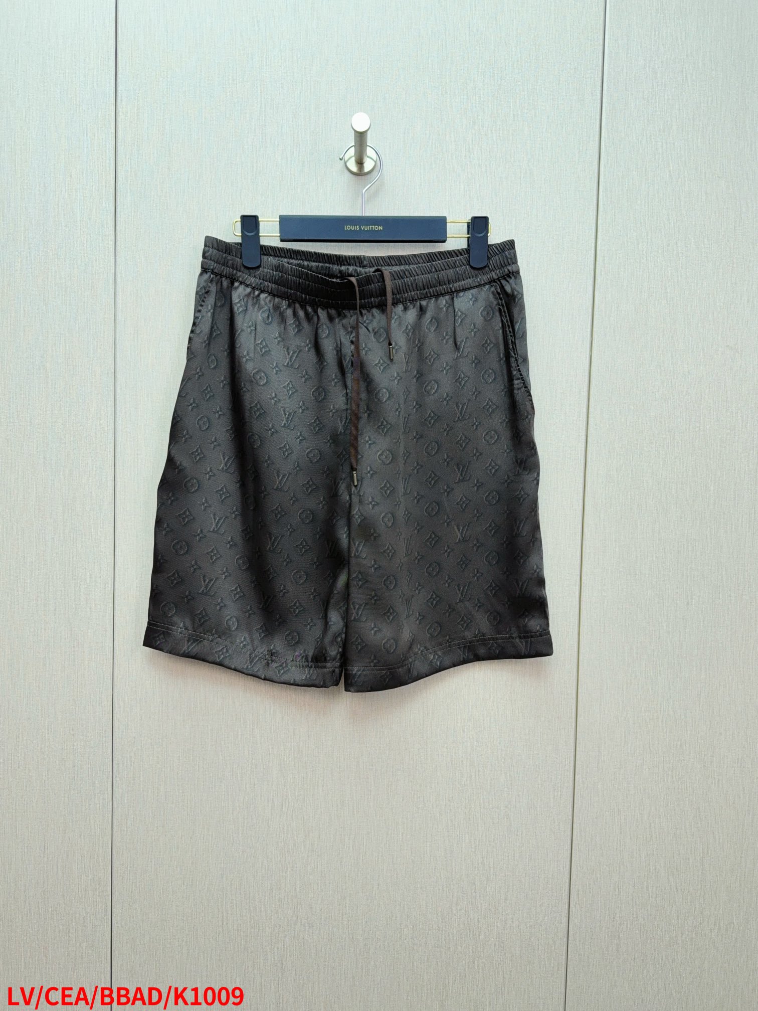 NO:132020,K1009 LV Louis Vuitton men's shorts organic silk medium-brown print Monogram, 2025 spring and summer new product, mulberry silk pearlescent button front closure full logo print, front center alignment repetition, fine workmanship, complete three marks, 11 restore authentic, can be matched with the same shirt Size S-XL complete three marks,,louis vuitton,louis vuitton, shorts,shirts,alexander wang19860909K1009 LV路易威登男士短裤有机丝绸中棕印花Monogram,2025春夏新品, 桑蚕丝 珠光纽扣前襟 全幅标识印花,前中对位复花,做工精细,三标齐全,11还原正品,可搭配同款衬衫 尺码S-XL 三标齐全,,louis vuitton,louis vuitton,shorts,shirts,alexander wang,Men's clothing