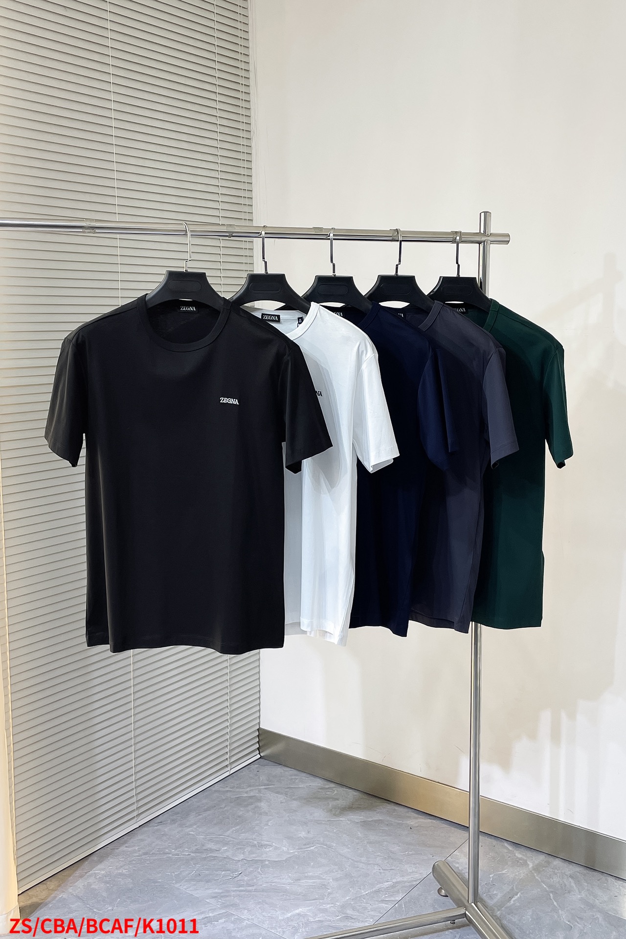 NO:131964,K1011 ZSZ Zegna- Series VIP high-end customization 2025 spring and summer new short-sleeved style versatile styles anyone can easily control. Fully customized fabrics, high-quality mercerized cotton fabric. The fabric feels soft and the upper body is comfortable and soft. The simple style is very classy, ​​simple and unique, fashionable, the style is very exquisite, showing the aura. Size S-2XL is complete with three standards. The next day, T-shirt, alexander wang19860909K1011 ZSZ Zegna- 系列 VIP高级定制 2025春夏季新款短袖 百搭款式 任何人都可以轻松驾驭 面料全订制 高定一等品丝光棉面料 面料手感柔软,上身舒适柔软 简约的款式非常显档次,简约个性时尚,版型剪裁非常精致,显气场 尺码S-2XL 三标齐全 隔天,,T-shirt,alexander wang,Men's clothing