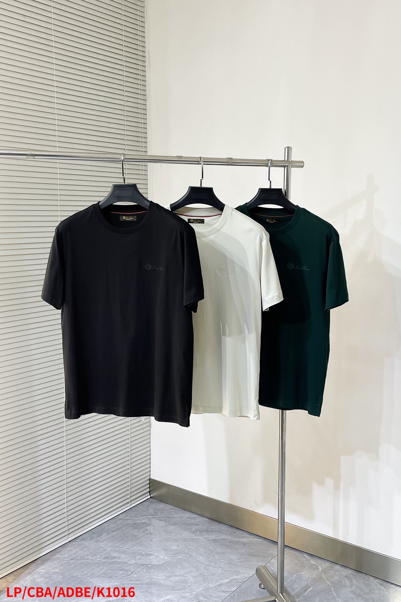 NO:131973,K1016 LP new model; spring and summer new short-sleeved model, fabric control must-have-used custom leather cotton using imported high-density leather counter, gentle texture, delicate and soft, the upper body is naturally comfortable, sweat-absorbing soft and delicate, without deformation or pilling, the overall craftsmanship line is really impeccable. Size M-3XL is complete with three standards. The next day, loro piano, T-shirt, alexander wang19860909K1016 LP 新款；春夏新款短袖,面料控必入款-采用进口高密度皮专柜定制皮马棉,质地温儒柔软 细腻柔软 上身自然是舒适 吸汗柔软细腻,不变形不起球,整体的工艺车线真的是无可挑剔的 尺码M-3XL 三标齐全 隔天,,loro piana,T-shirt,alexander wang,Men's clothing