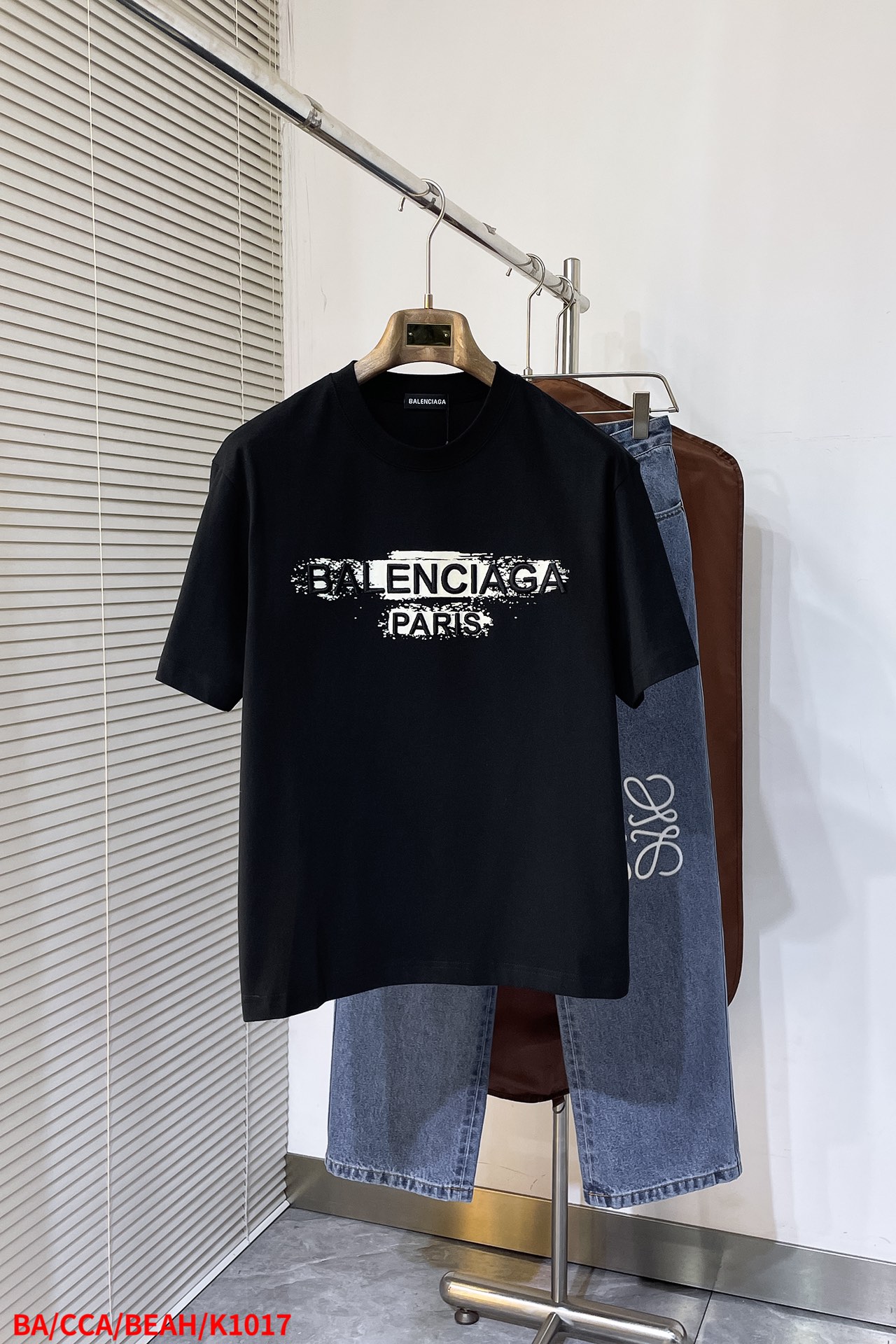 NO:131966,K1017 BA Paris home pure cotton latest fabric (highest version) classic logo pattern logo stylish simple trendy short sleeves, top quality counter original single short sleeves, top production craft imported fabrics, unique design of counter style, using imported high-end customized fabrics. The official website is on sale!  Size M-3XL complete three standards, balenciaga, T-shirt, alexander wang19860909K1017 BA巴黎家纯棉最新面料（最高版本）经典标识图案logo时尚简约潮流短袖,最顶级的品质专柜原单短袖,顶级制作工艺进口面料,专柜款独特设计,采用进口高端订制面料.官网在售！尺码M-3XL 三标齐全,,balenciaga,T-shirt,alexander wang,Men's clothing