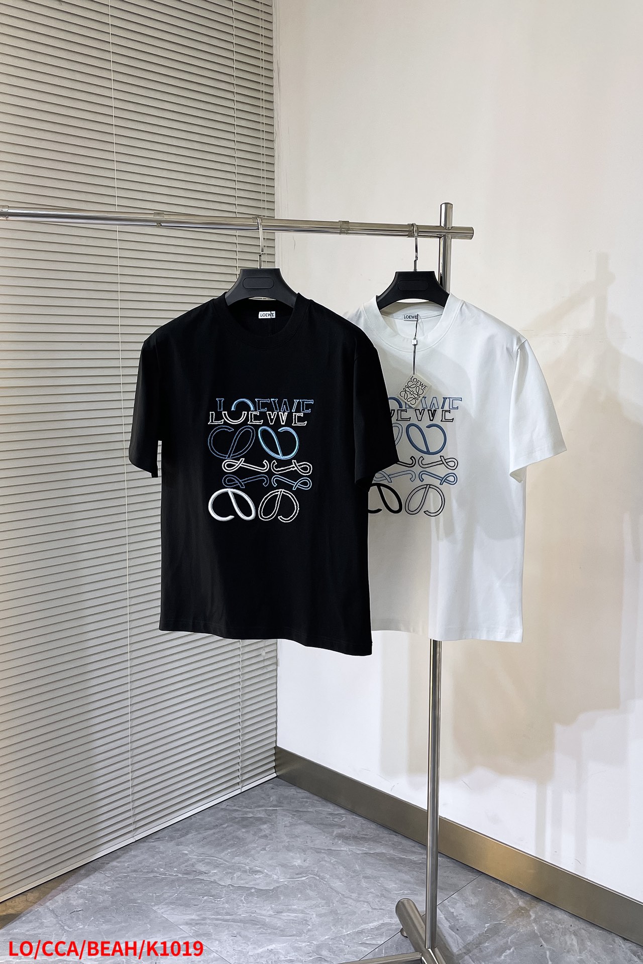 NO:131975,K1019 LO Luo Yiwei The latest pure cotton fabric, chest embroidery craftsmanship, classic logo, logo, fashionable simple trendy short sleeves, top quality counter original single short sleeves, top production crafts imported fabrics, unique design of the counter model, using imported high-end customized fabrics. On sale on the official website!  Size M-3XL complete three standards, loewe, T-shirt, alexander wang19860909K1019 LO罗意威 纯棉最新面料 胸前刺绣工艺经典标识图案logo时尚简约潮流短袖,最顶级的品质专柜原单短袖,顶级制作工艺进口面料,专柜款独特设计,采用进口高端订制面料.官网在售！尺码M-3XL 三标齐全,,loewe,T-shirt,alexander wang,Men's clothing