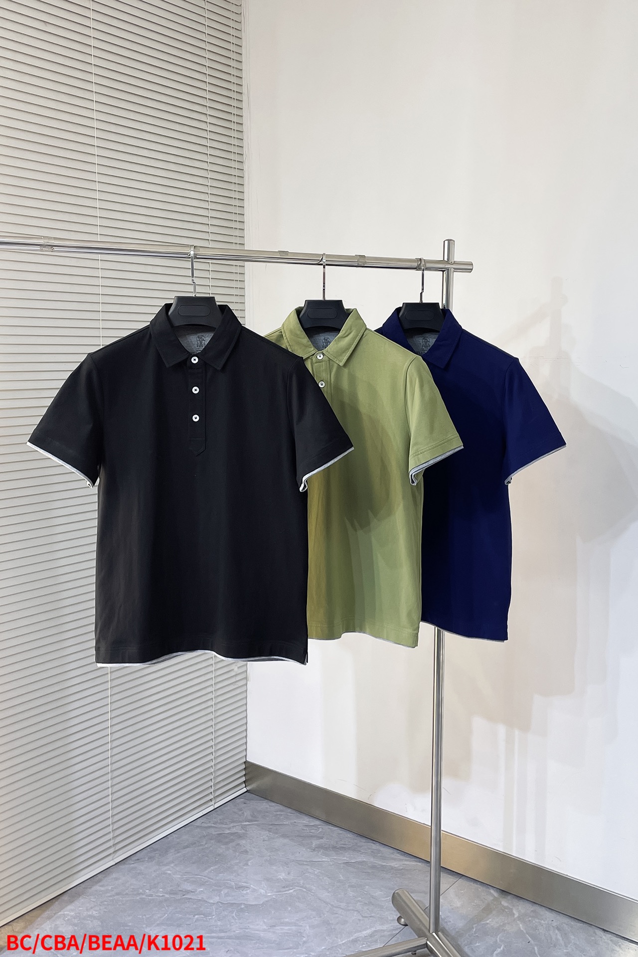 NO:131980,K1021 BC Bruti 2025 official spring and summer new style men's lapel short-sleeved LO shirt, high-end main line series, imported fabrics, and fabric attributes are all excellent, creating a unique fabric type. First-class texture, excellent skin-friendly, silky and delicate touch, iconic electroplated buttons, fashionable three-button opening and closing placket design, paired with small lapels and fashionable and age-reducing, full of Italian tone on the upper body Size M-3XL The next day,, T-shirt, alexander wang19860909K1021 BC 布鲁提 2025官方春夏新款 男士翻领短袖LO衫,高端主线系列,进口面料,面料属性皆为上乘,缔造出独一无二的面料类型.质感一流,亲肤性极佳,触感丝滑细腻,标志性电镀纽扣,时尚三扣开合门襟设计,搭配小翻领时尚且减龄,上身满满的意式腔调感 尺码M-3XL 隔天,,T-shirt,alexander wang,Men's clothing