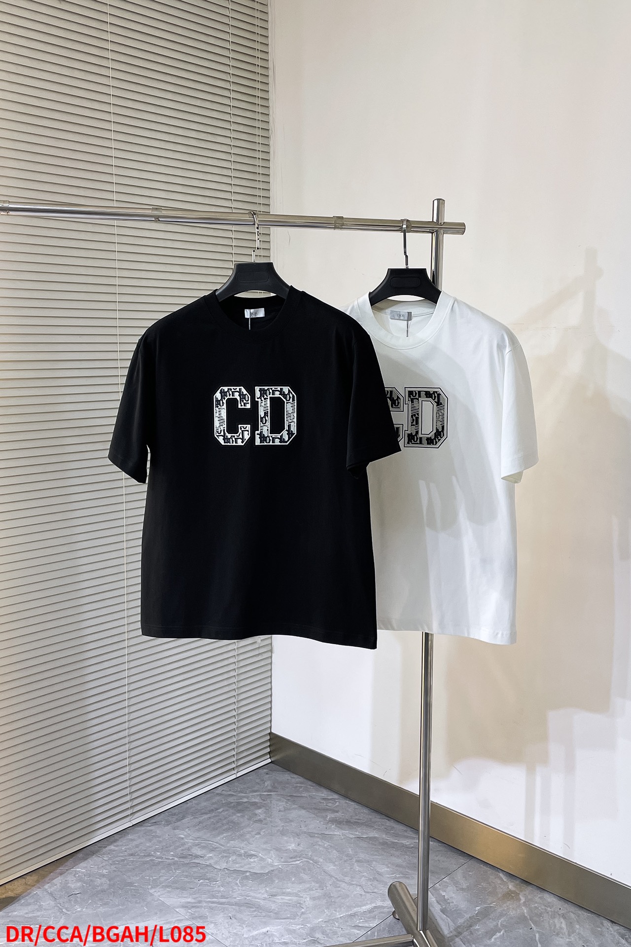 NO:135749,L085 DR Dior Pure Cotton Latest Fabric (The highest version) Classic logo pattern logo, fashionable simple trendy short sleeves, the top quality counter original single short sleeves, top production craft imported fabrics, unique design of the counter model, using imported high-end customized fabrics. The official website is on sale!  Excellent fabric style, size M-3XL, complete three standards,,dior,T-shirt,alexander wang19860909L085 DR迪奥 纯棉最新面料（最高版本）经典标识图案logo时尚简约潮流短袖,最顶级的品质专柜原单短袖,顶级制作工艺进口面料,专柜款独特设计,采用进口高端订制面料.官网在售！面料版型超赞 尺码M-3XL 三标齐全,,dior,T-shirt,alexander wang,Men's clothing