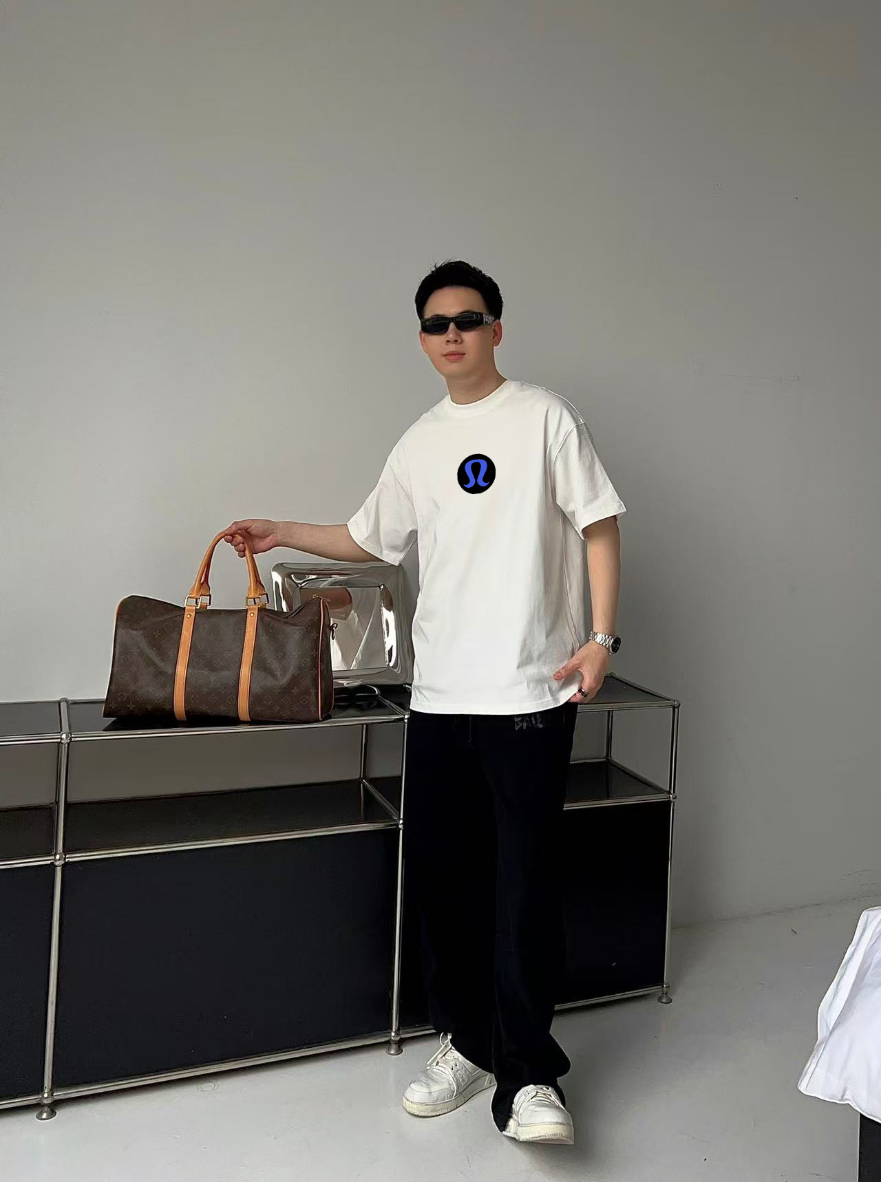         LULU 新款字母印花双层重工短袖T桖 字母图案不管是