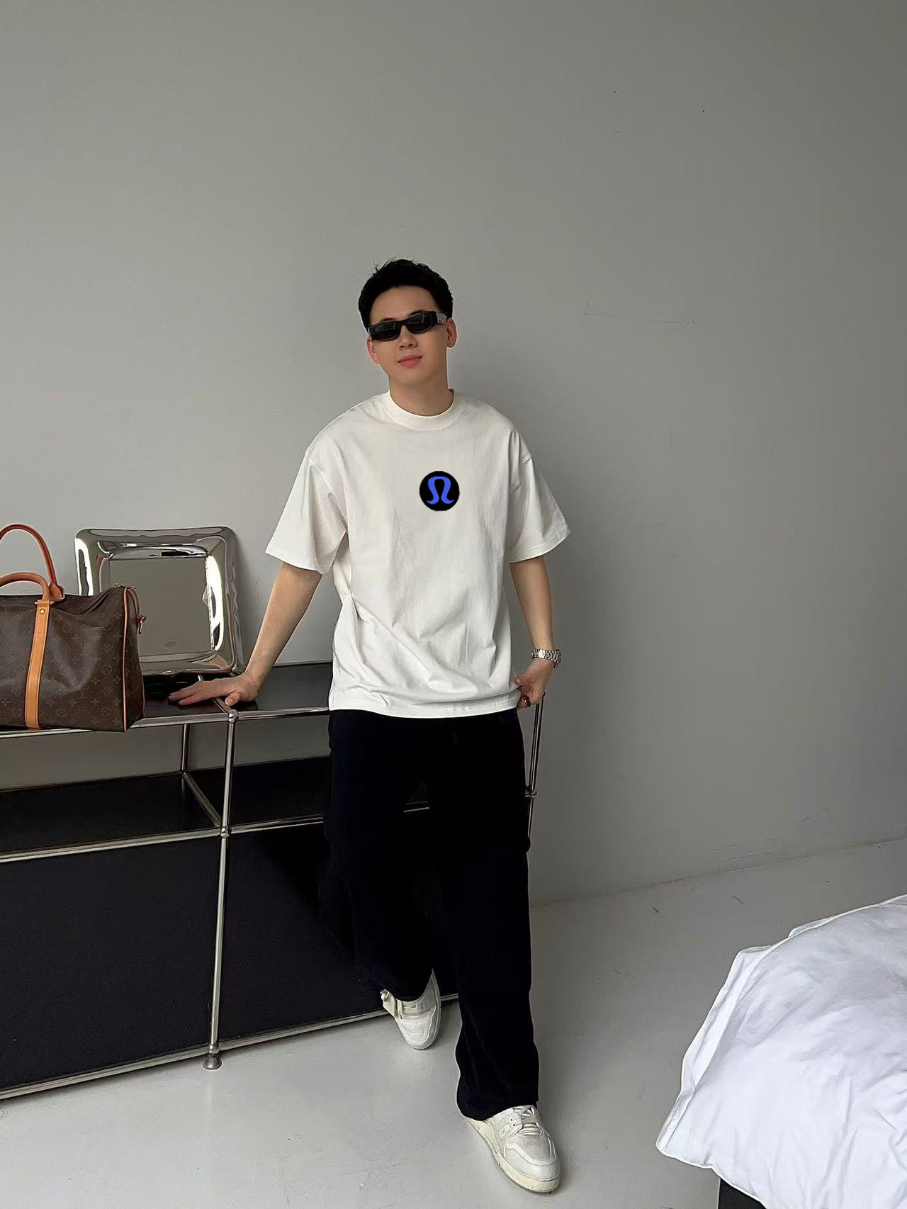         LULU 新款字母印花双层重工短袖T桖 字母图案不管是