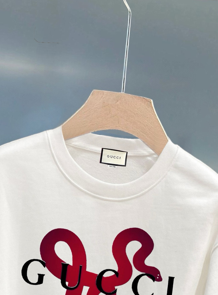￼ 古驰 官网 新款字母印花双层重工字母图案不管是T桖还是卫衣都是每年的爆款单品 前幅大面积印花采用大康