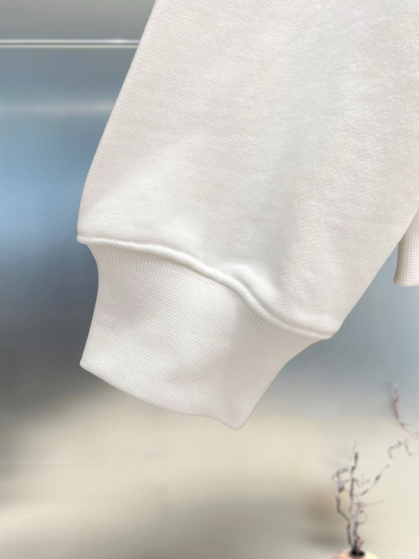 ￼ 古驰 官网 新款字母印花双层重工字母图案不管是T桖还是卫衣都是每年的爆款单品 前幅大面积印花采用大康