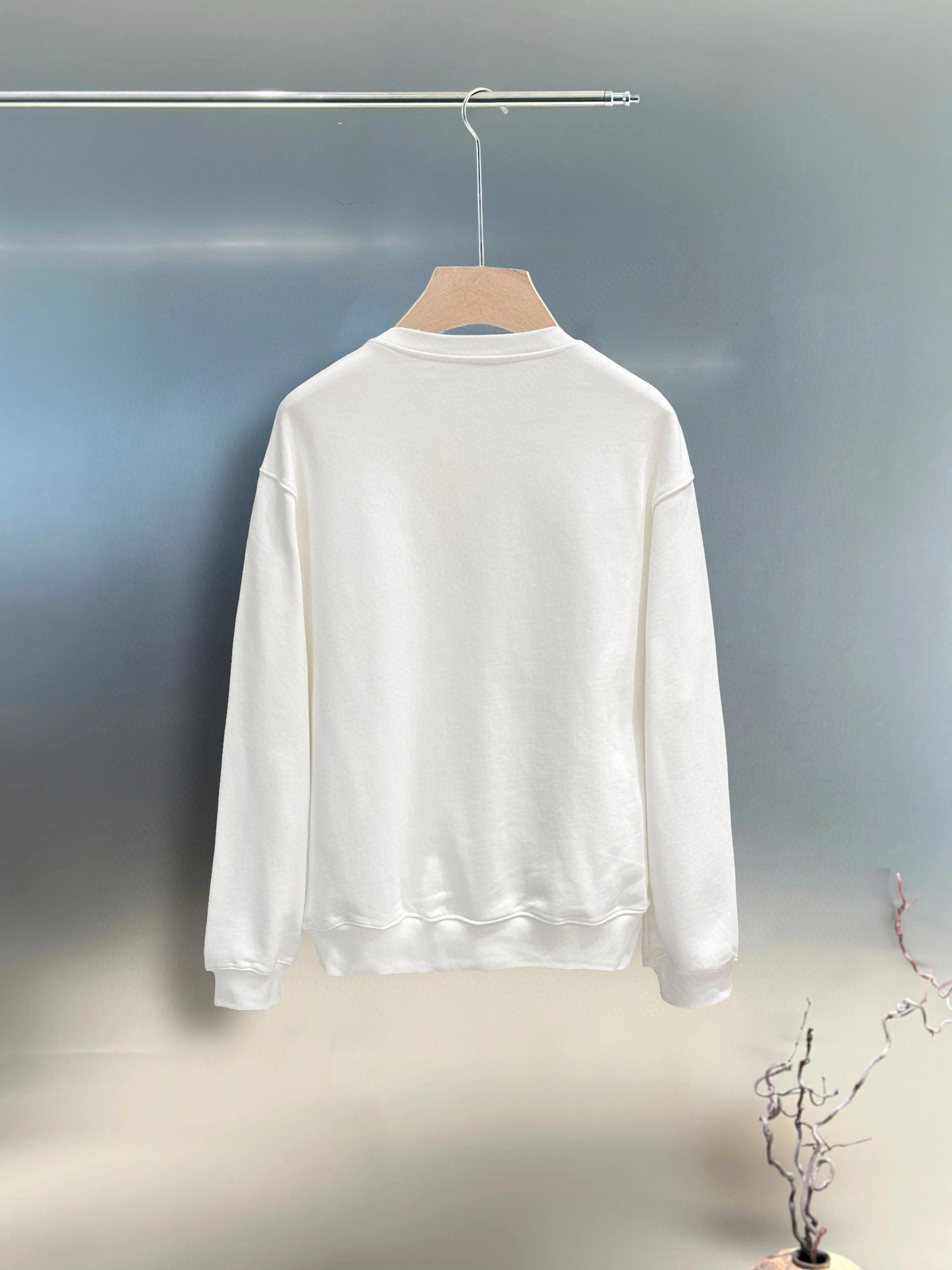 ￼ 古驰 官网 新款字母印花双层重工字母图案不管是T桖还是卫衣都是每年的爆款单品 前幅大面积印花采用大康