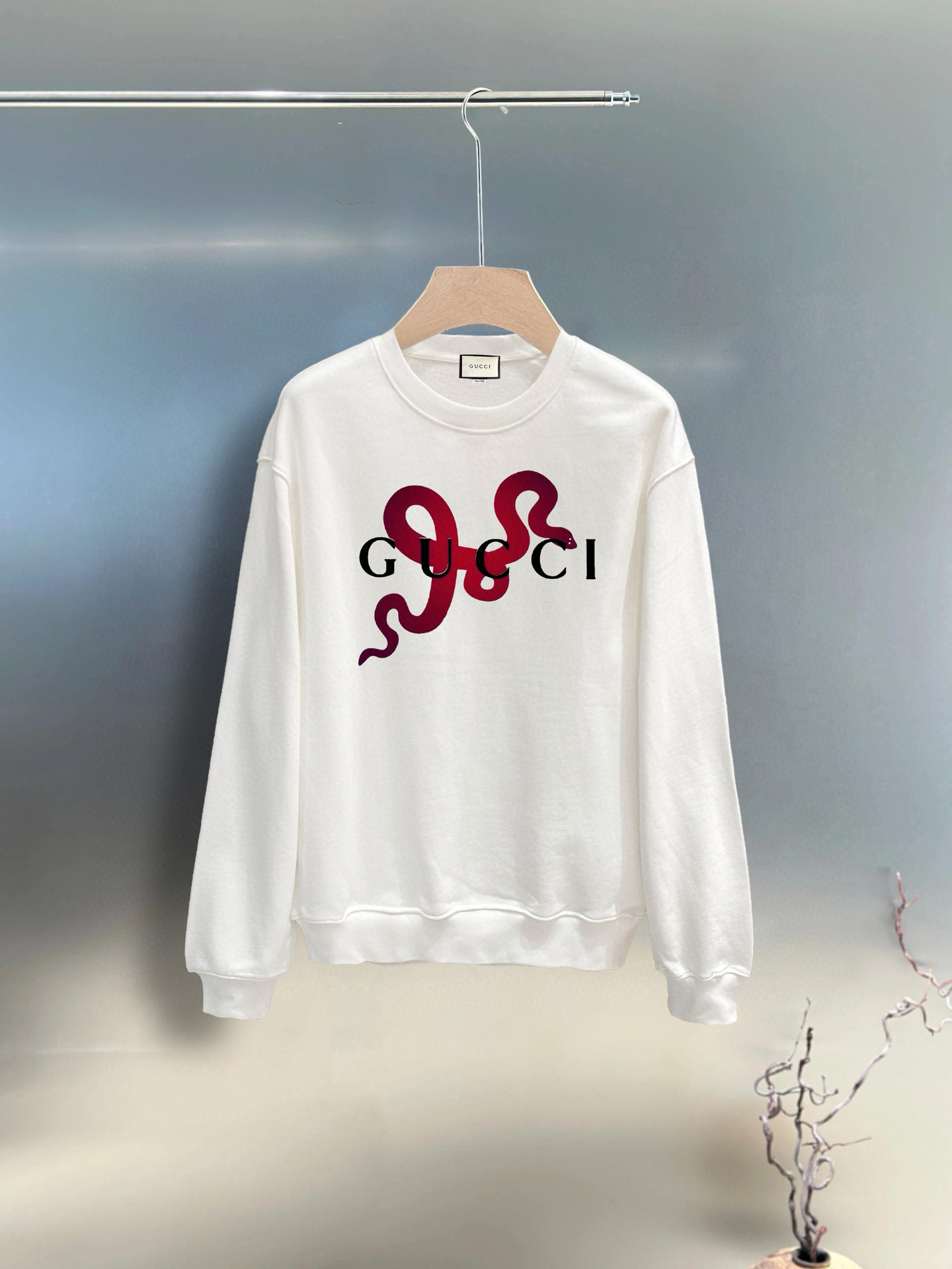 ￼ 古驰 官网 新款字母印花双层重工字母图案不管是T桖还是卫衣都是每年的爆款单品 前幅大面积印花采用大康